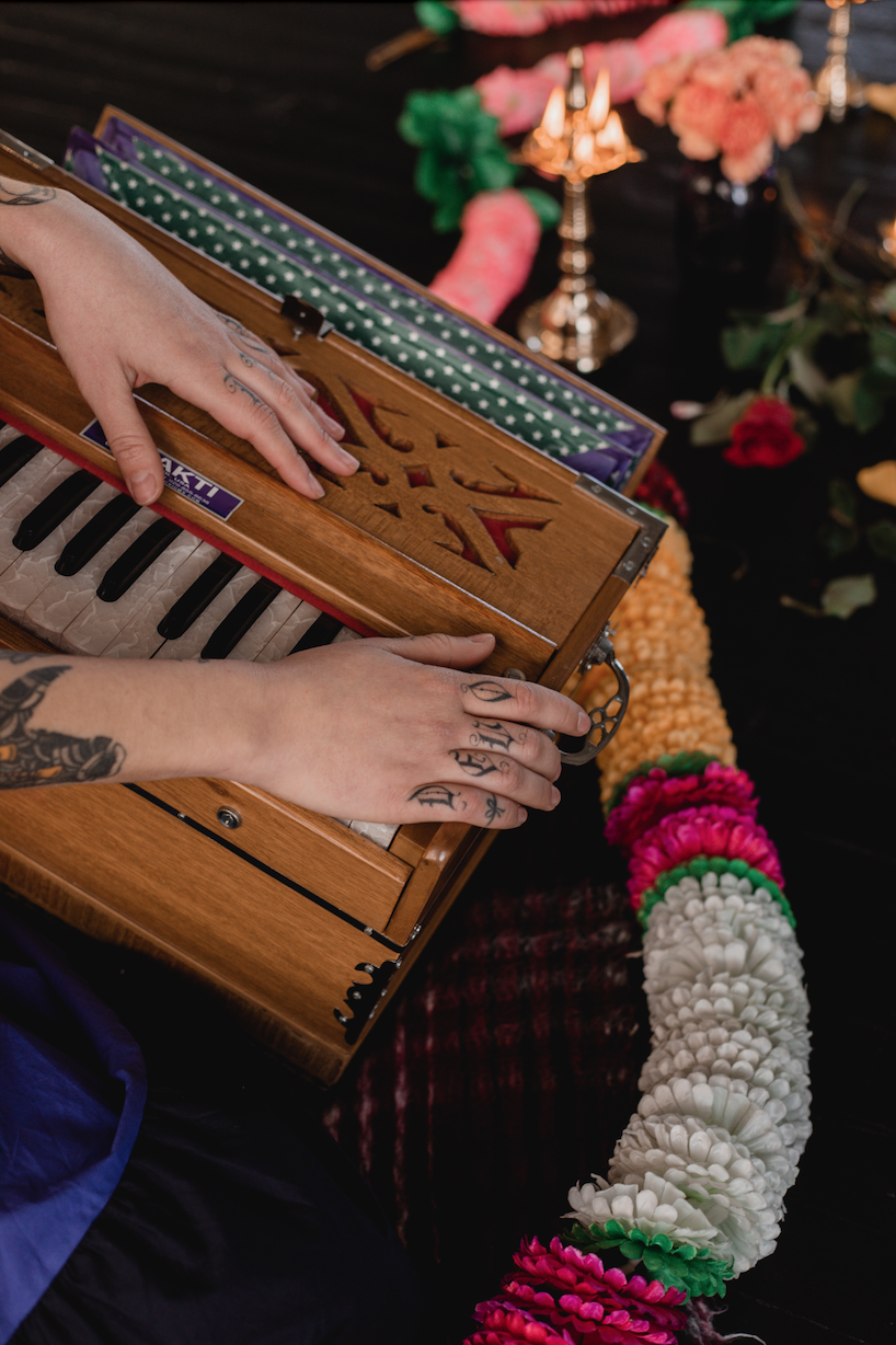  THE HEART OF YOGA: KIRTAN WITH SONIA KARAS 