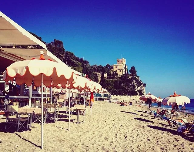 Il mare! As day trips go a favourite of ours is a day at the beach.  A fast autostrada (except peak times during summer!) or a meandering country roads drive from Novello and the Ligurian Mediterranean coast comes into view.  Each trip rewards us wit