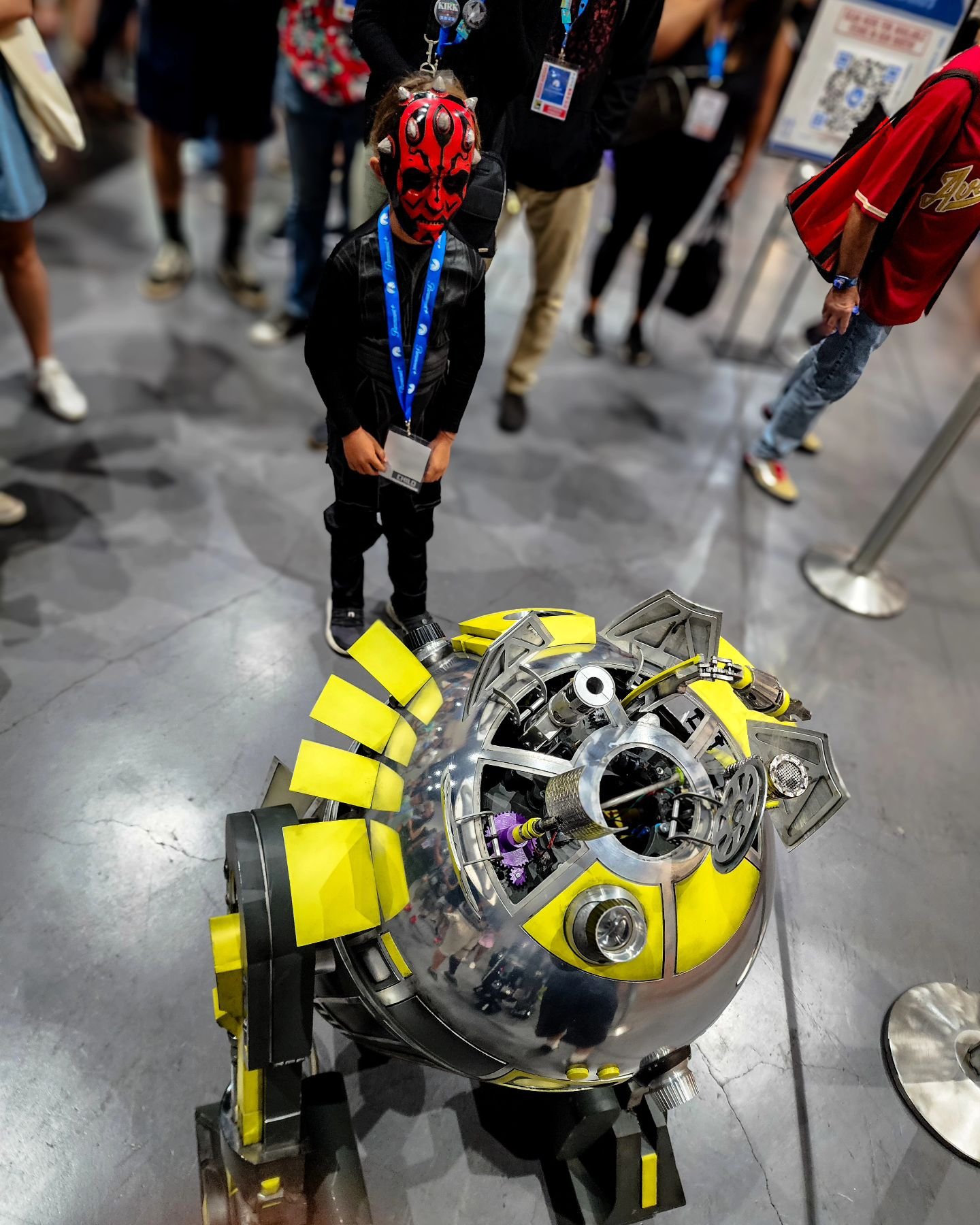 When you just a droid and come across a sith lord ... yikes !! 
#darthmaul #r22d #droid #droidbuilder #astromech #astrodroid #artootoodee #maul #sith #darkside @comic_con #sdcc #sdcc24 #sdcc2024 #sandiegocomiccon