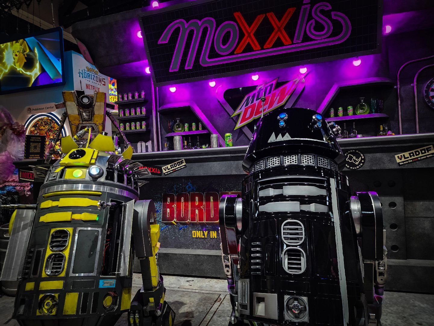 2D and QD need a pitstop @comic_con 
#madmoxxis #badasscraterbar #borderlands #droids #astromech #astrodroid #pitstop #sdcc24 #sdcc2024 #sdcc #sandiegocomiccon #moxxis