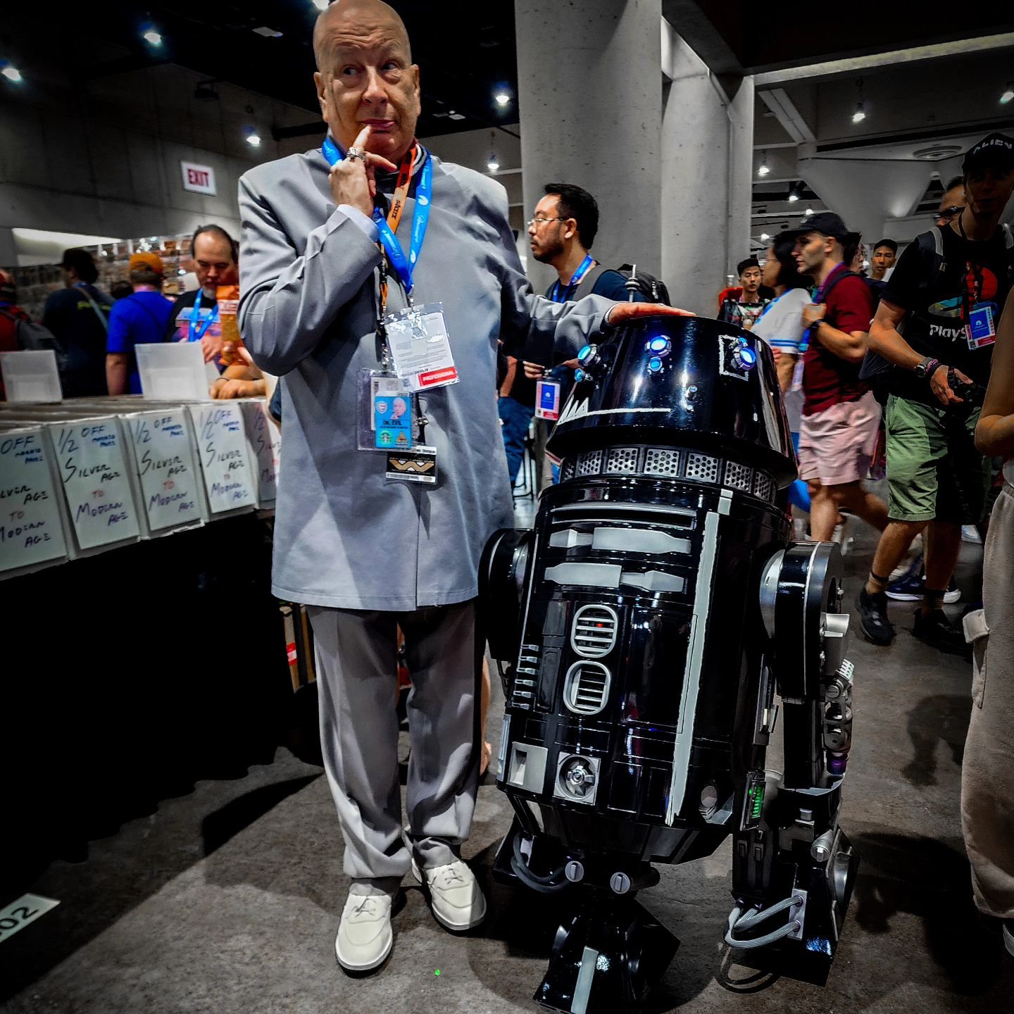 These 2 clearly up to no good 😈

#sdcc2024 #sdcc24 #sdcc #sandiegocomiccon #austinpowers #drevil #drevilcosplay #r22d #r5 #droid #droidbuilders #astromech #astrodroid #artootoodee