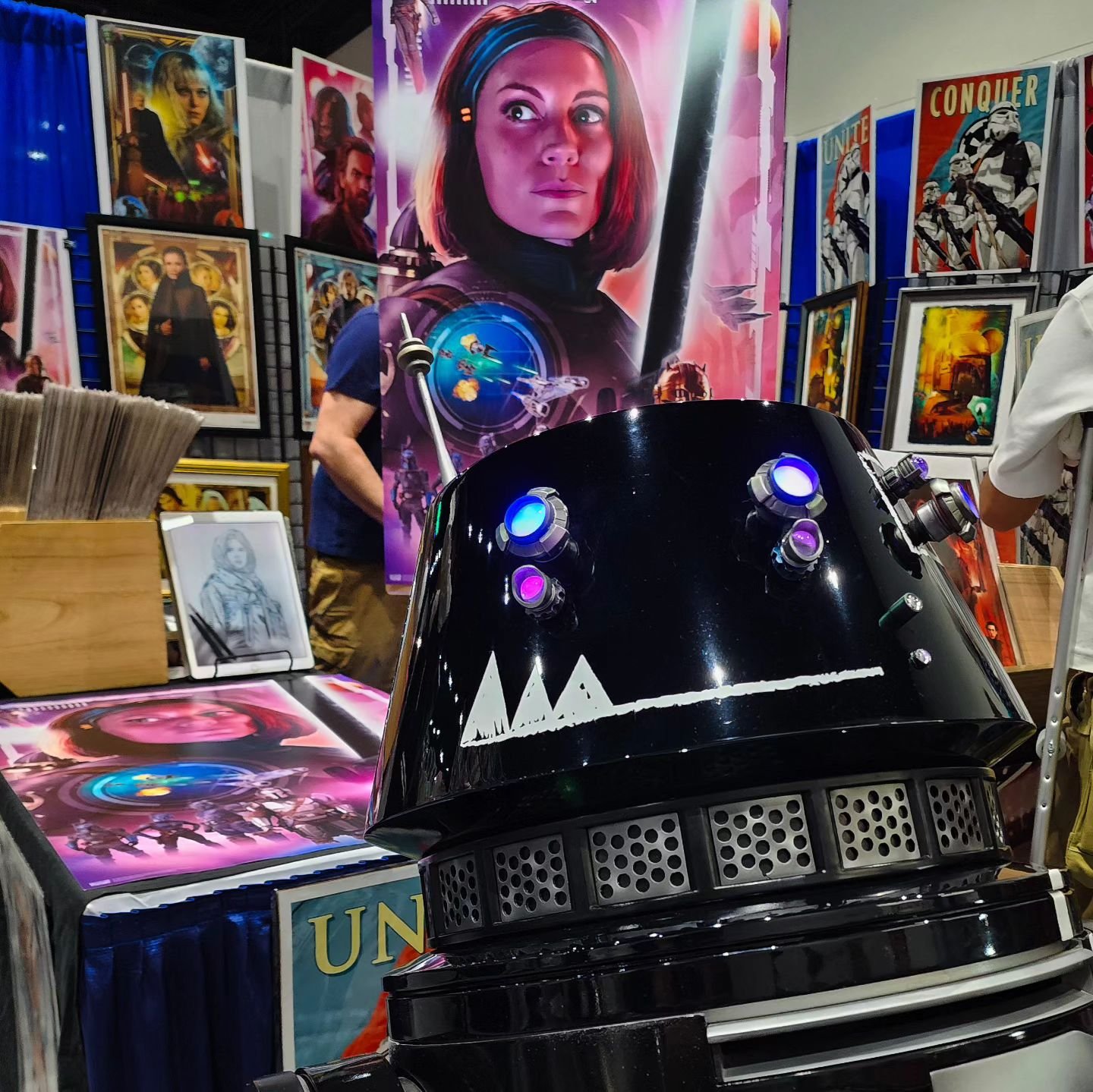 QD was diggin this amazing work by @joecorroney
#darksaber #checkoutmysaber 
#bokatan #bokatankryze #kateesackhoff @therealkateesackhoff #sandiegocomiccon #sdcc #sdcc2024 #mandalorian #starwars #lucasfilm #themandalorian #thisistheway #darksaber