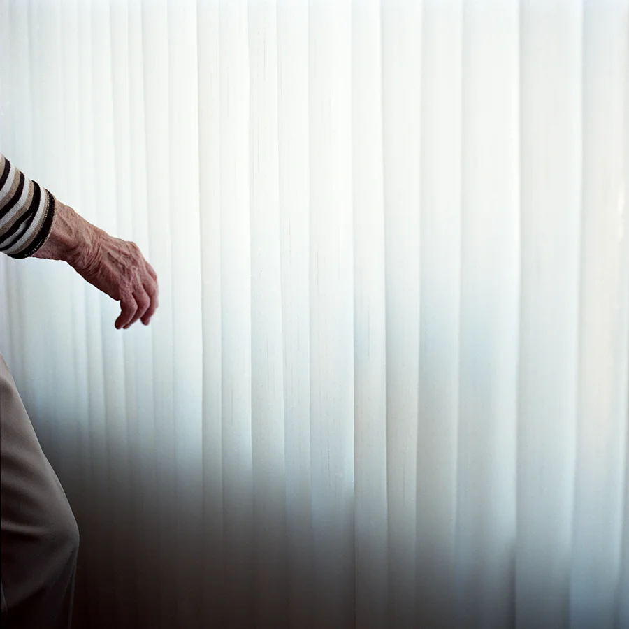 10_Hand_with_Curtain.jpg