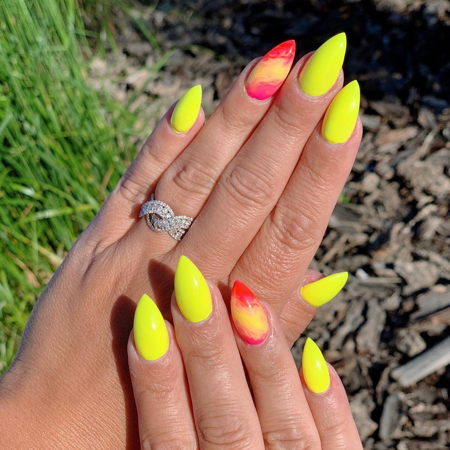 Summer sunset vibes. Let your nails speak for you on your mood and vibe this summer. 🌞✨🌅

#yegnails #shpknails #shpklocal #shpkmoms #shpkbusiness #sherwoodparkmoms #sherwoodpark #sherwoodparknails #sherwoodparksalon