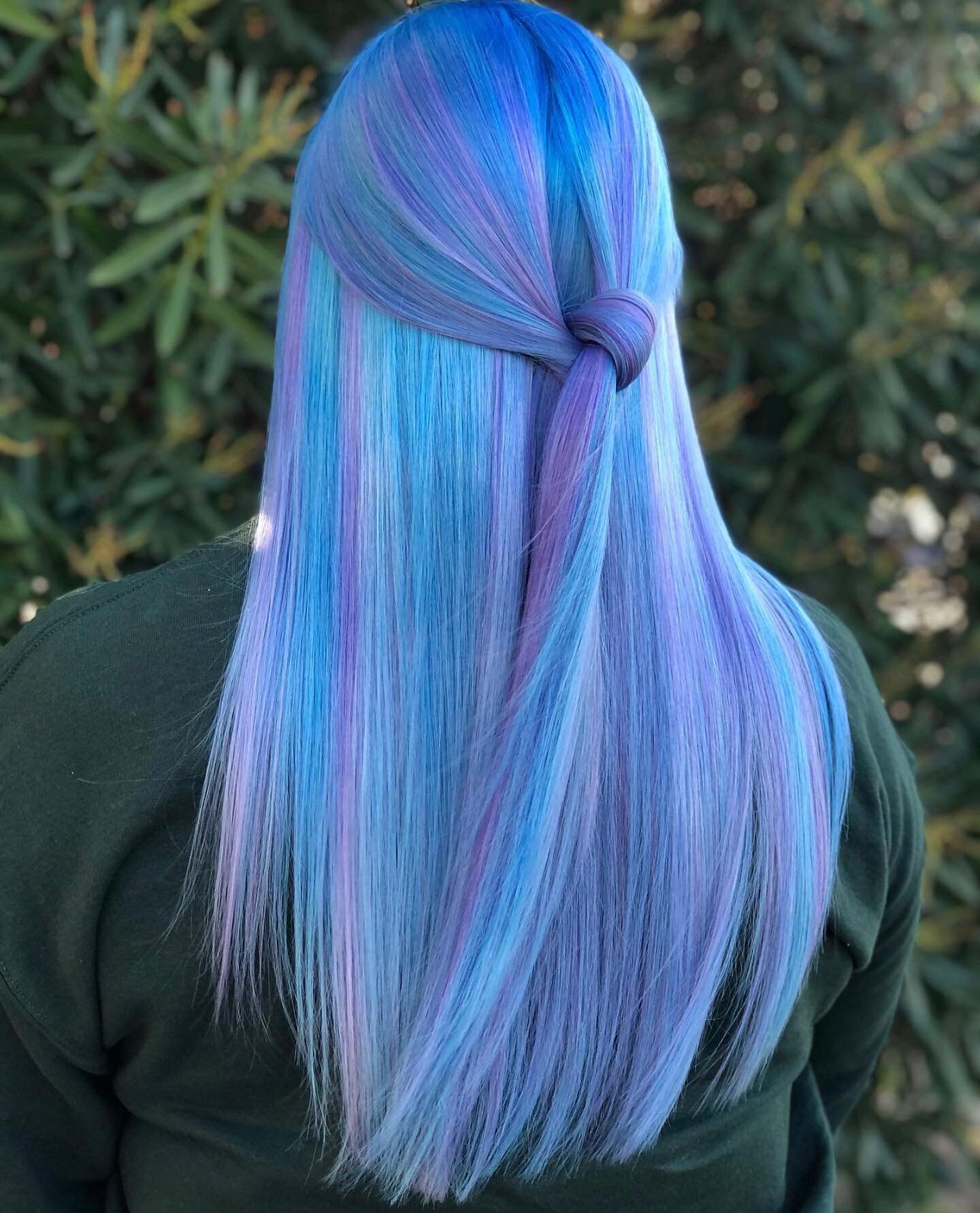 Got the blues 💙 by @lamiecramer 

#ragesaloncampbell #pulpriothair #modernsalon #behindthechair #sanjosehairstylist