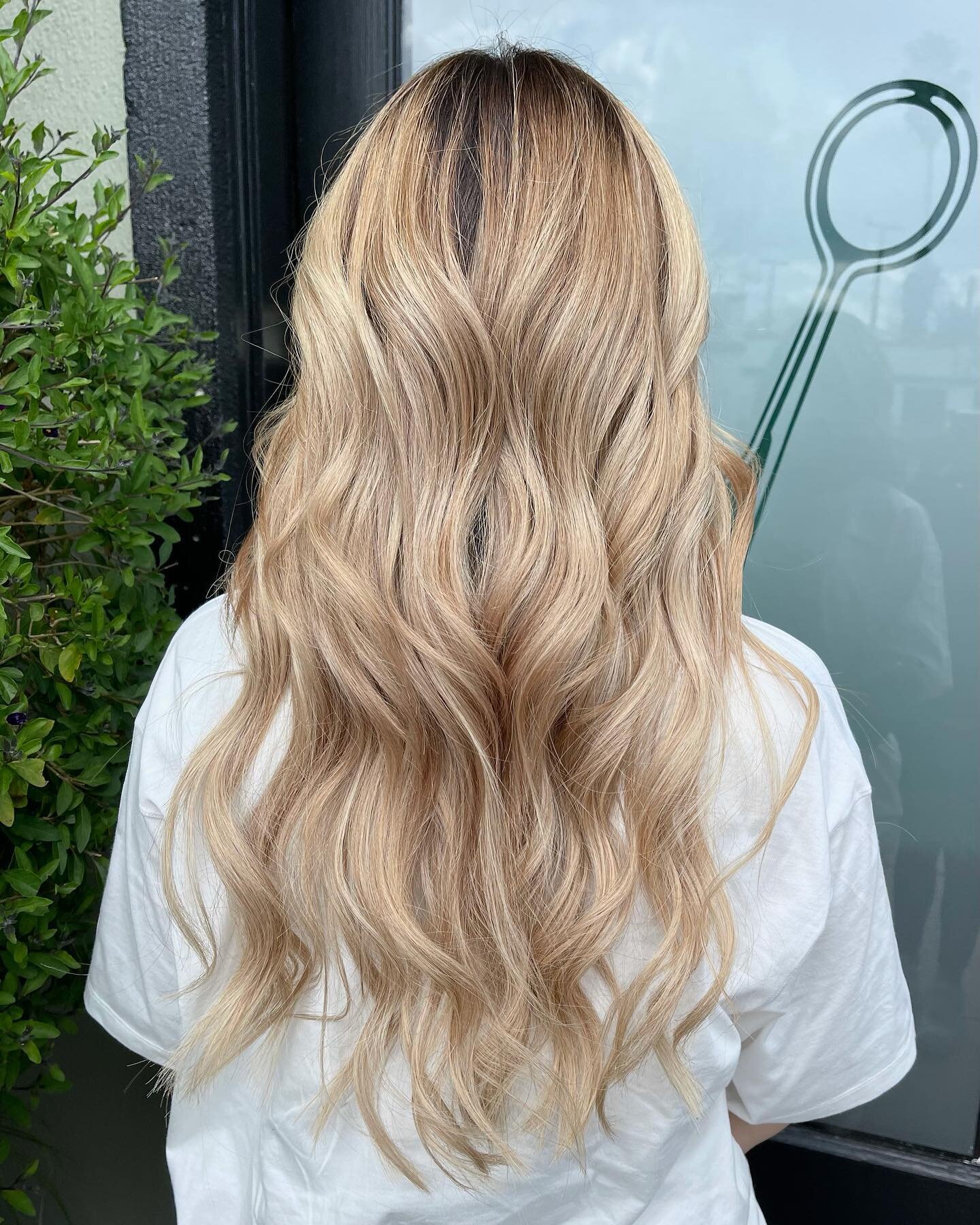 Hand tied extensions using @hotheadshairextensions 🤍 swipe for before! By @allipaintshair 

#ragesaloncampbell #hotheadshairextensions #bayareahairstylist #modernsalon #behindthechair