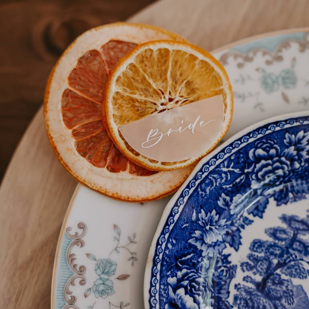 Dried orange slice place cards 🍊
.
Something to brighten up the start of our Monday! I have a calmer week with just one styled shoot and a couple client projects. So grateful weddings seem to be making a comeback, I've missed celebrating real couple