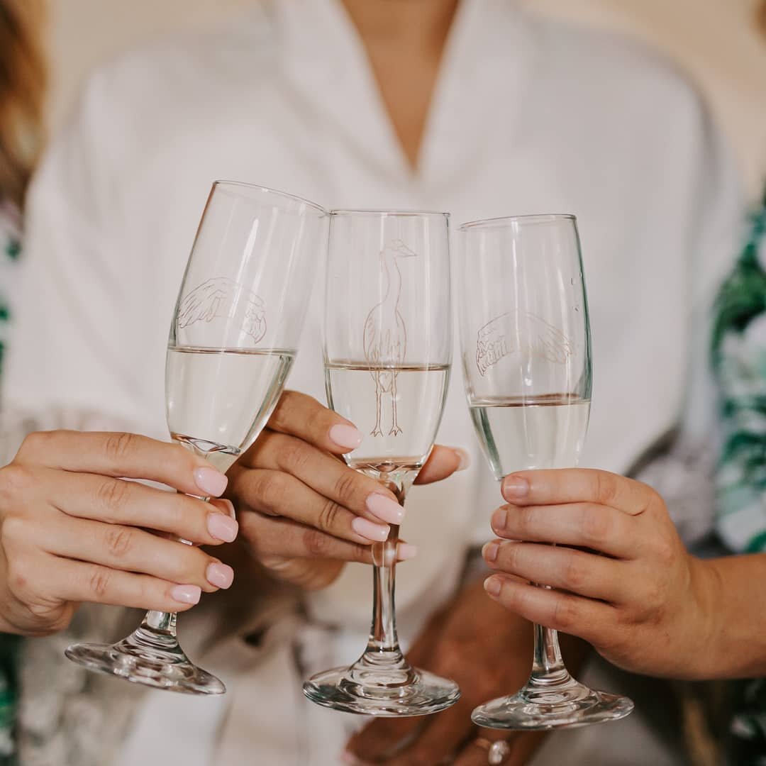 Cheers to a new week! 🥂 I know we usually celebrate Fridays but Monday looked like it needed a little love this week. 😂
.
These crane engraved champagne glasses were such a delightful challenge to make - and was the perfect addition to this Old Flo