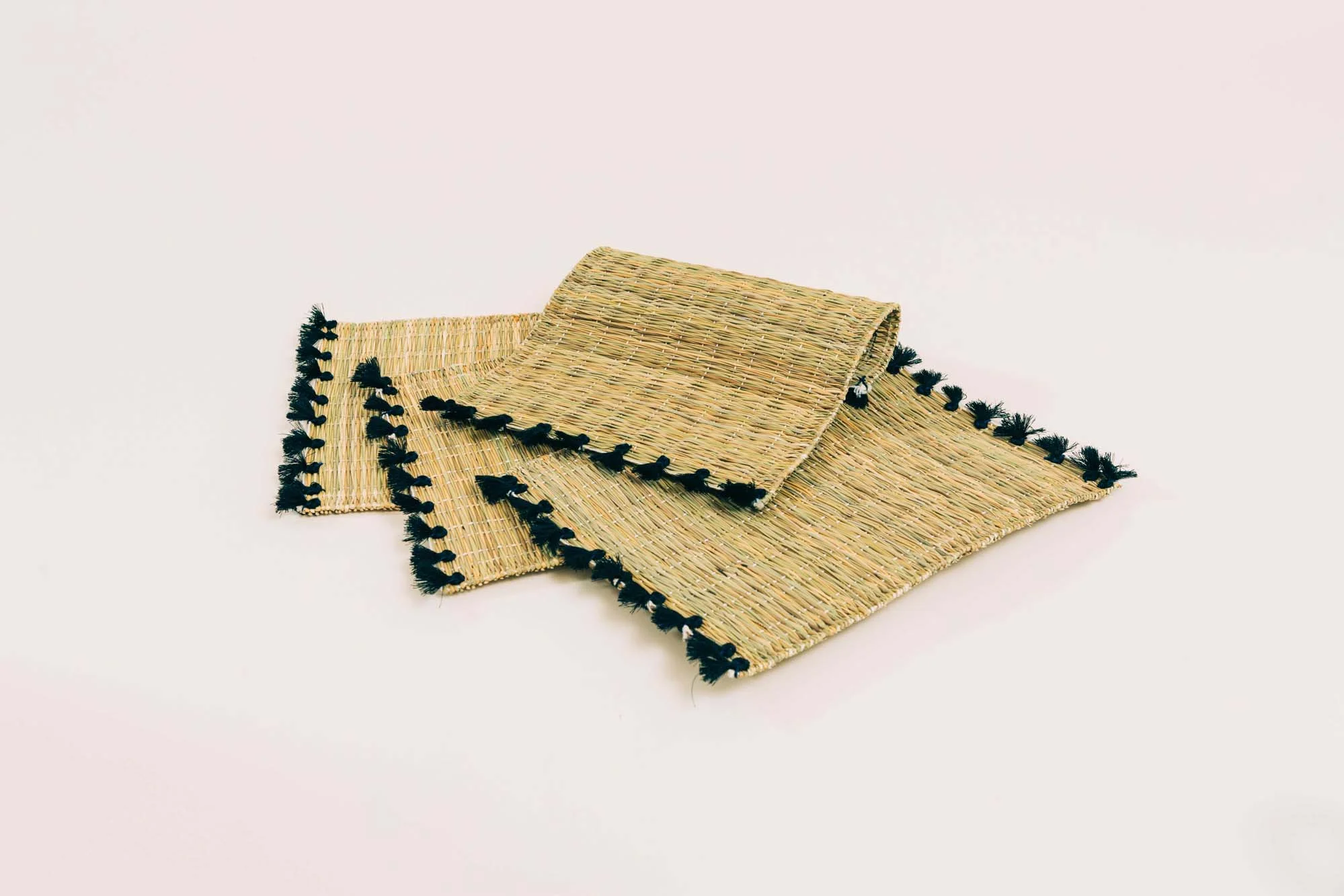 Set de table en osier et pompons noirs(1).jpg