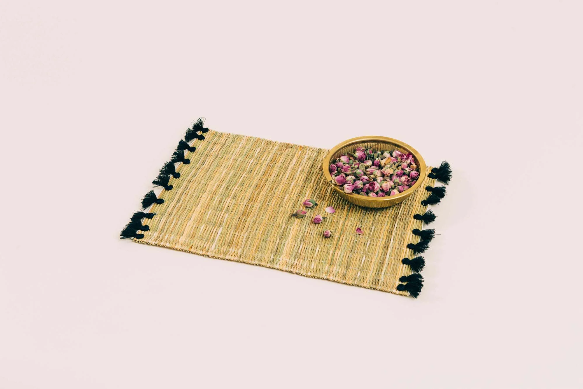 Set de table en osier et pompons noirs(3).jpg