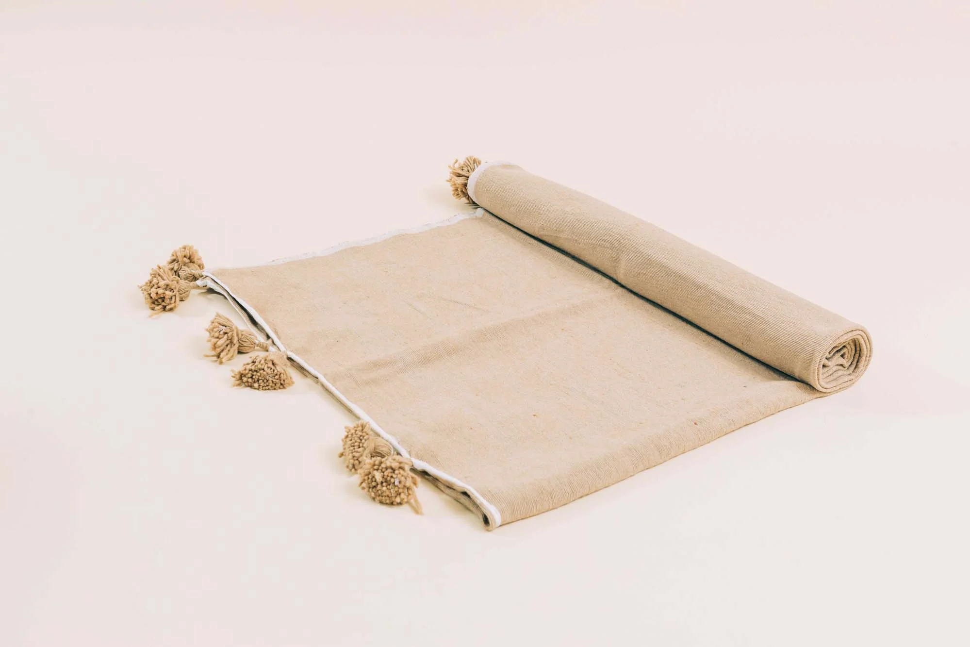 Jeté de lit à pompons beige(2).jpg