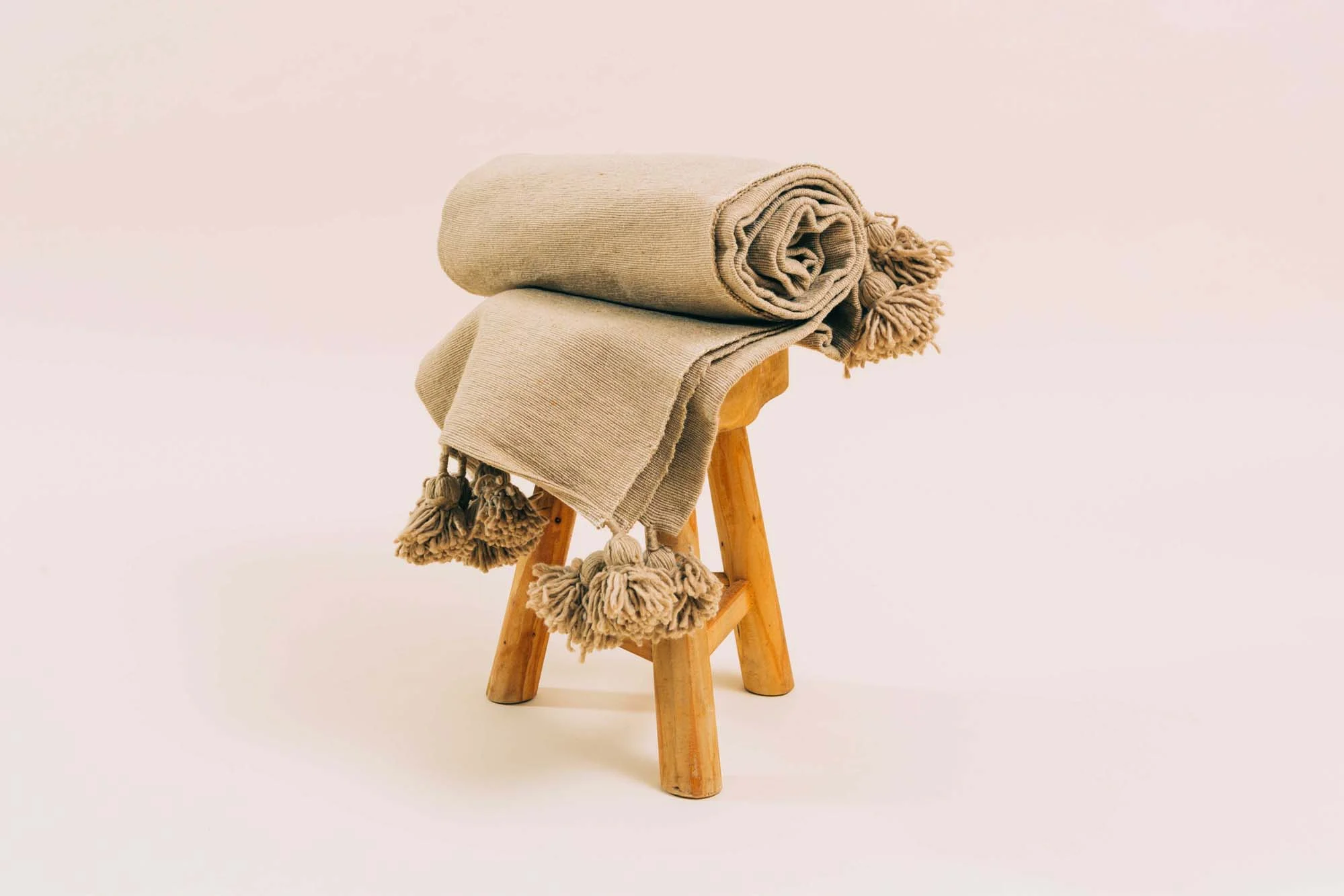 Jeté de lit à pompons beige(3).jpg