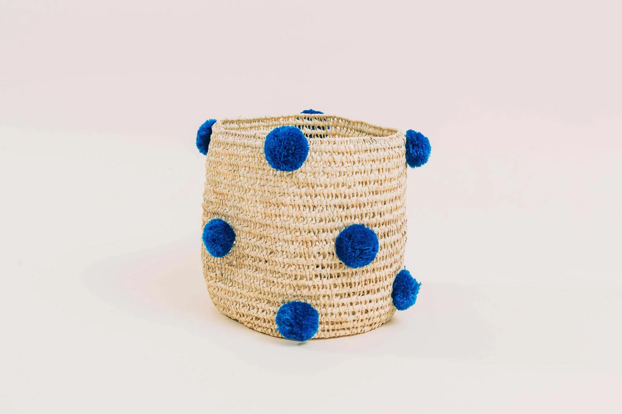 Panier en osier à pompons bleus.jpg