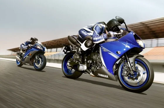 2013-Yamaha-YZF-R1-Race-Blu-04.jpg
