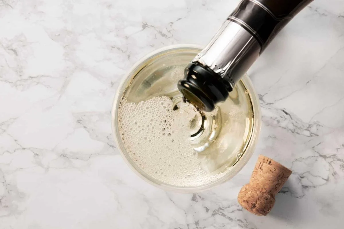 удалить белые пятна от горячего на мебели