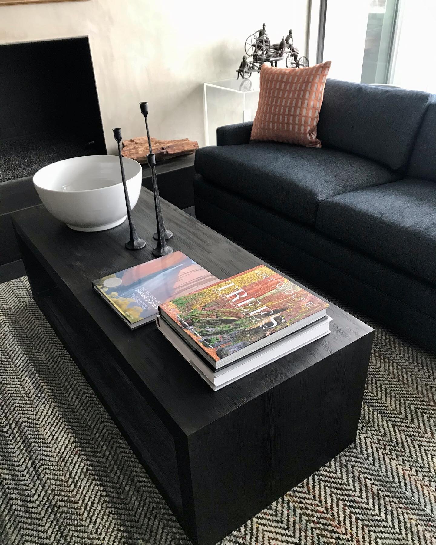 Favorite find of 2020. This 100% wool herringbone rug from @adibs.rug.gallery . It couldn&rsquo;t be more perfect for this exquisite bachelor pad. Design: @digyourdigs.
.
.
.
.
.
#julieassenberginteriordesign  #bachelorpaddecor  #digyourdigs  #theart