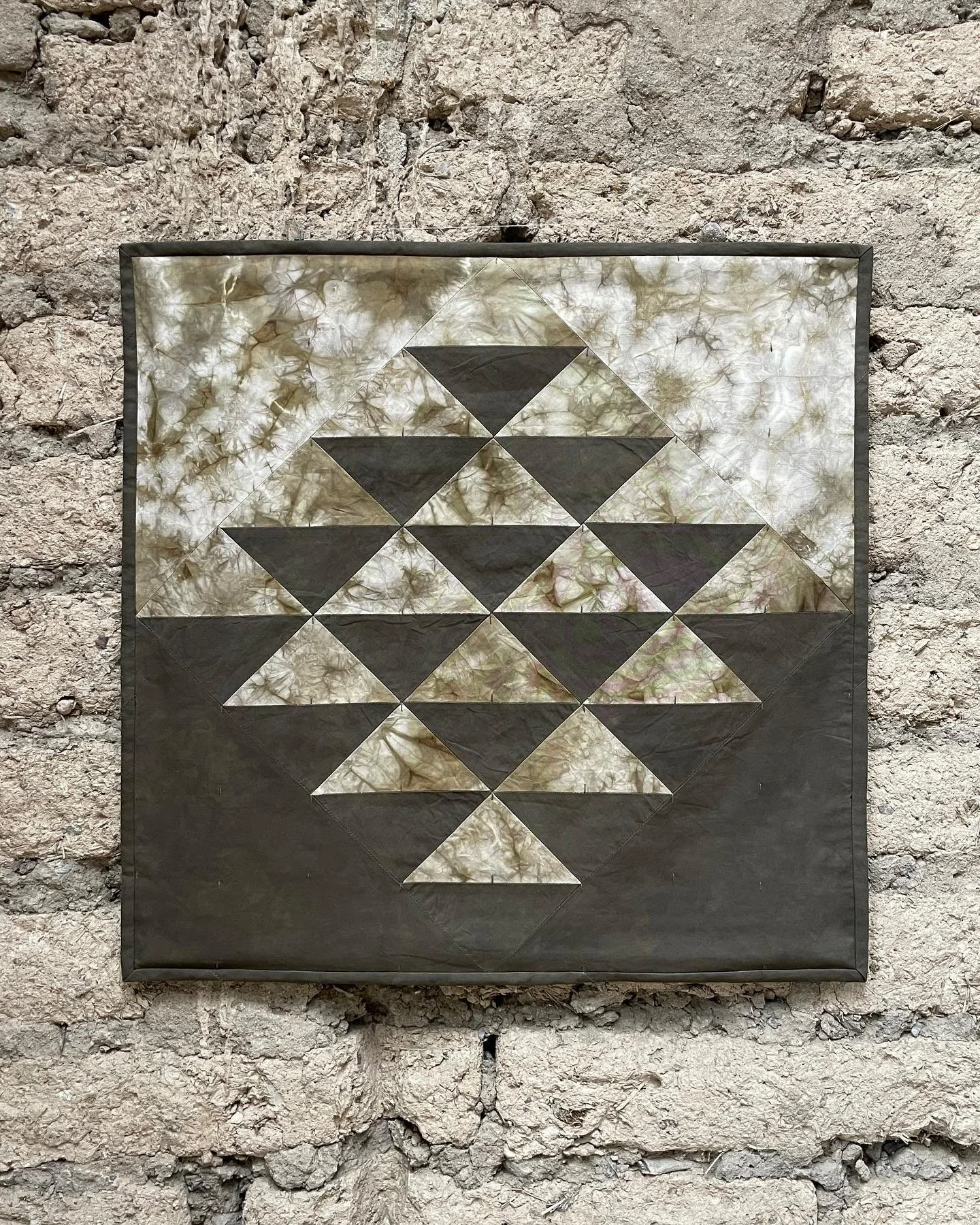 Back Yard, Alpine 5 (Pecan, Carya illinoinensis)

cotton fabric dyed with pecan leaves from my yard in Alpine, TX

machine-pieced with cotton thread

hand-quilted with cotton sashiko thread dyed with alligator juniper needles and oak galls

about 22 