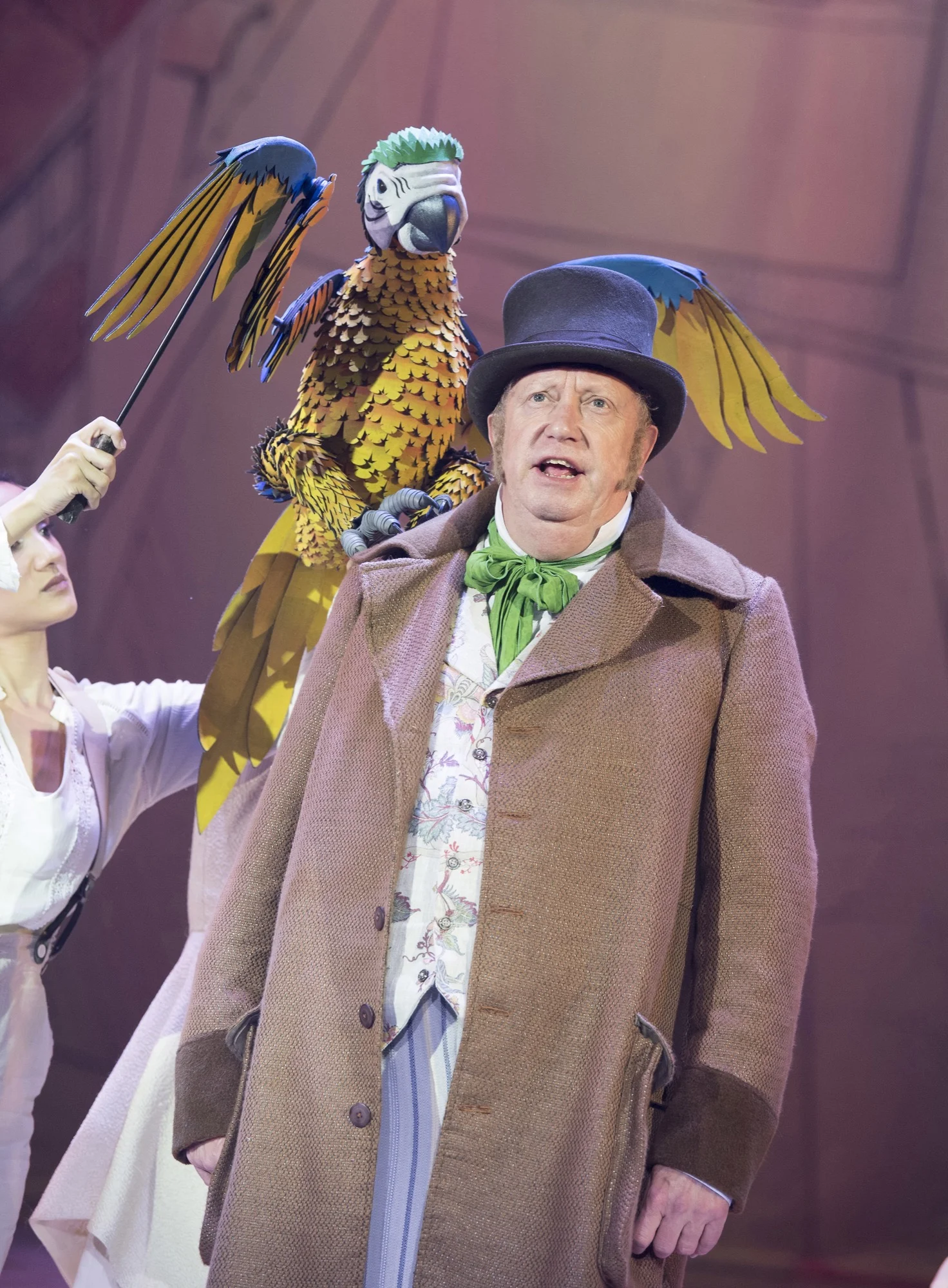 Mark_Williams_as_Doctor_Dolittle_with_Polynesia_the_Parrot_in_DOCTOR_DOLITTLE._Credit_Alastair_Muir_(3).jpg