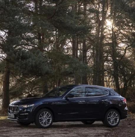Maserati_Levante_S_GranLusso_-_M800_LEV_-_Blu_Nobile_%281%29.jpg