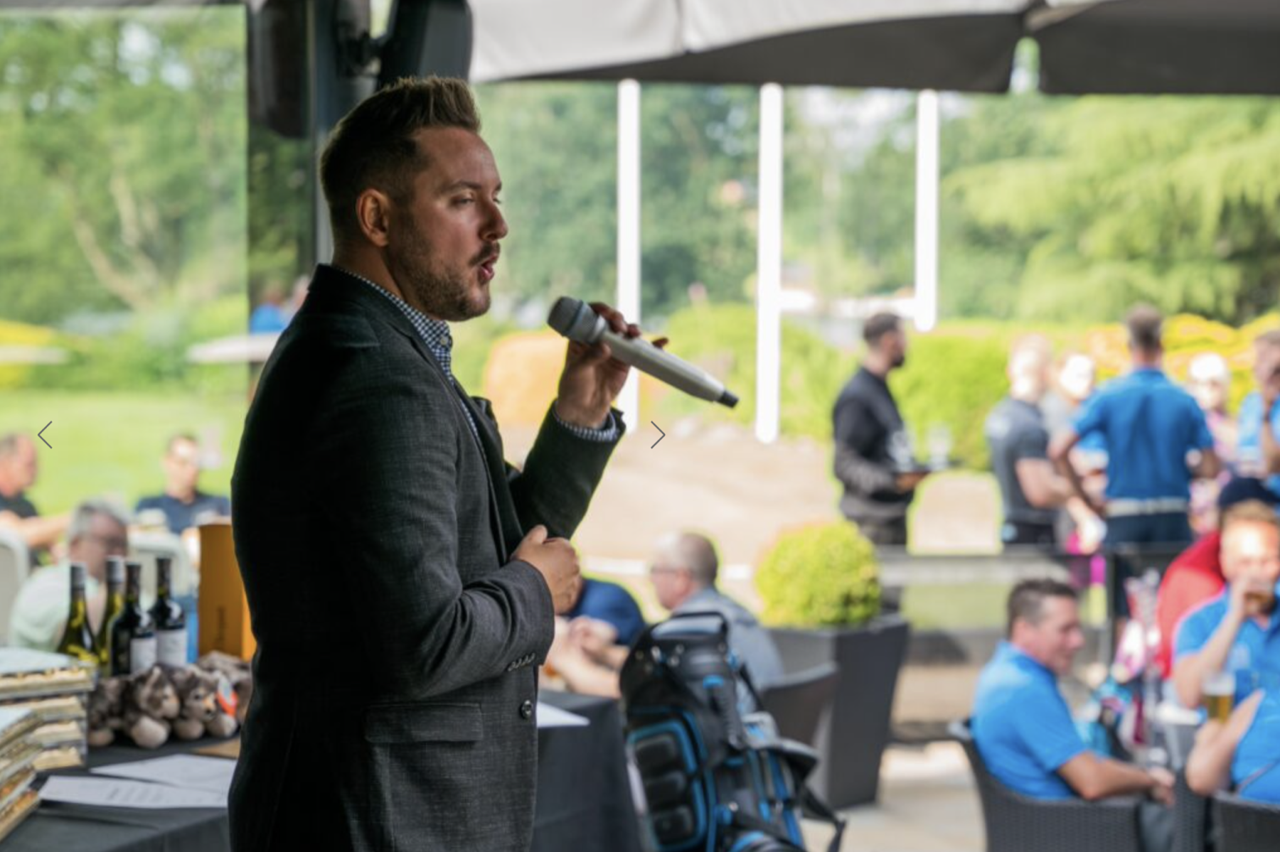  Manchester based singer, Alexander Stewart, entertains Swanky Swing guests ahead of the golf presentation 