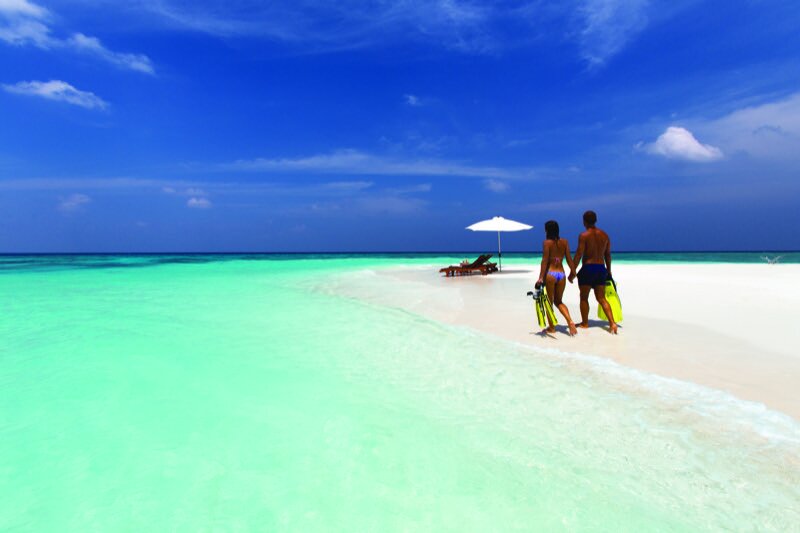 ATMOSPHERE KANIFUSHI MALDIVES - ACTIVITIES - Couple on Beach - 03_2014.jpg