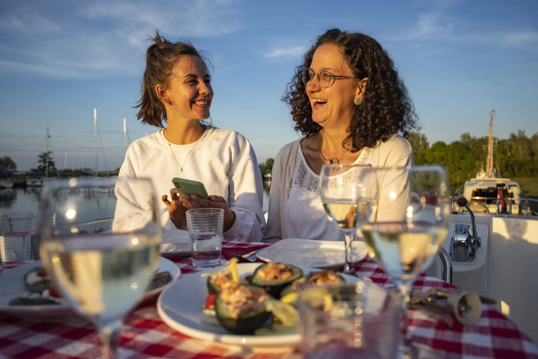 mother-daughter-dining-sunset-marina-hindeloopen_Friesland_Netherlands_Destination_3840x1920_2025.JPG