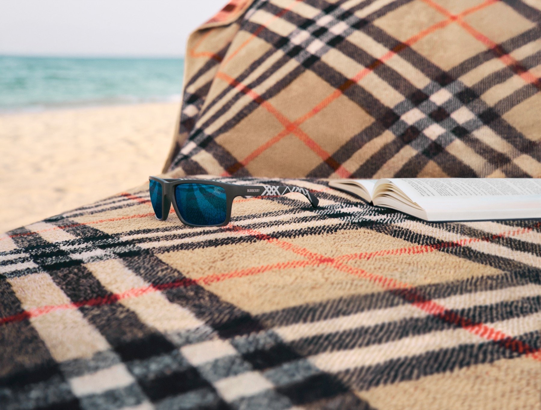 Burberry Luxottica Campaign 2026(2).jpg