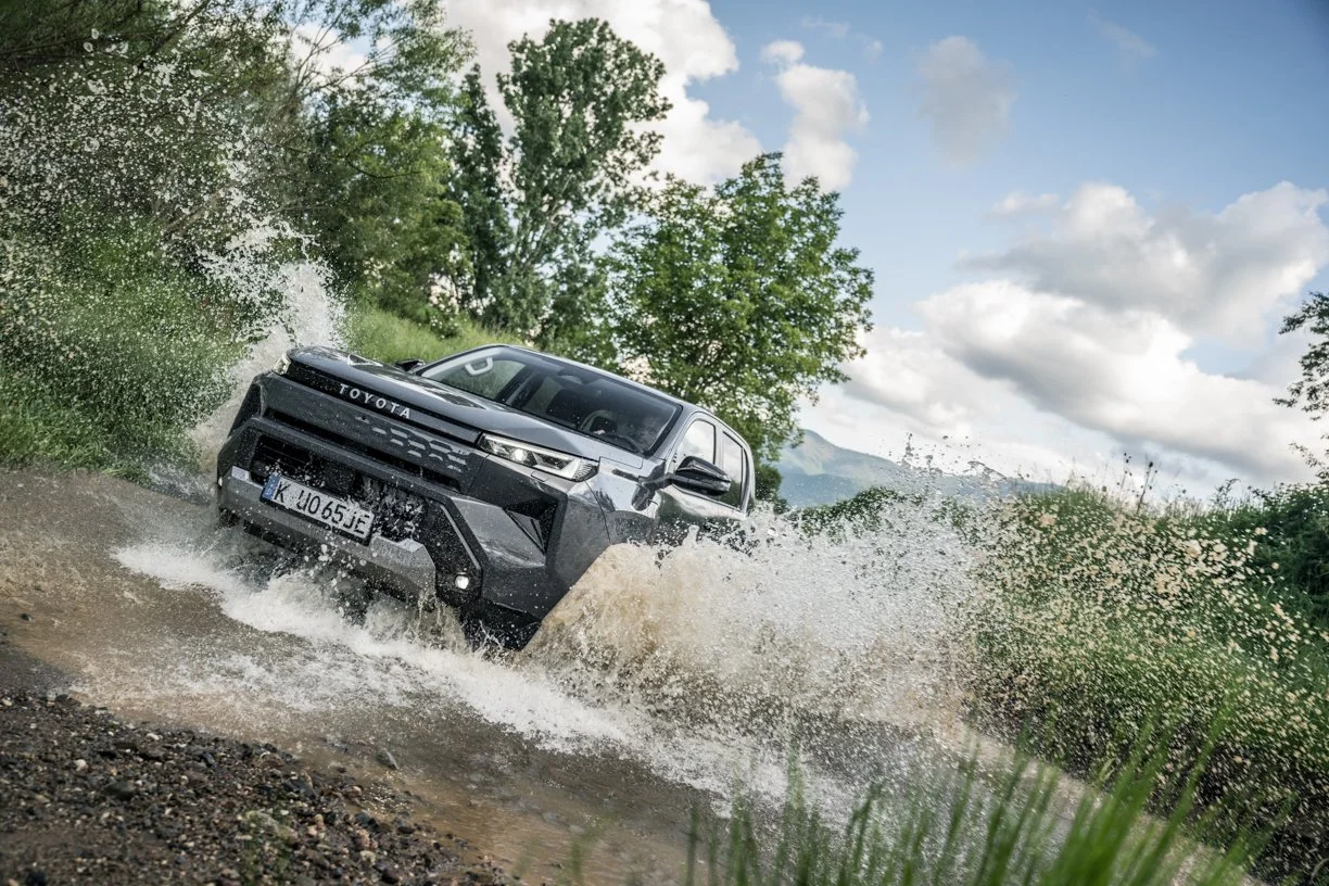 2026_Hilux-BEV_High-Grade_Ash-Grey_Dynamic_042.jpg