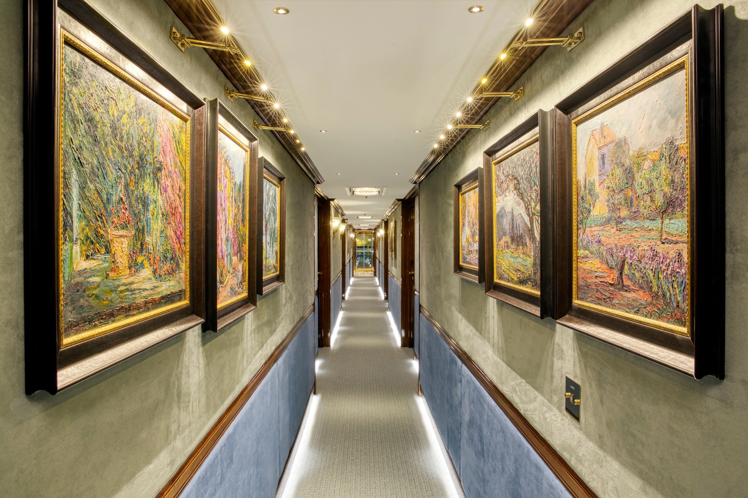 UW-BV-Corridor-BordeauxDeck-0731.jpg