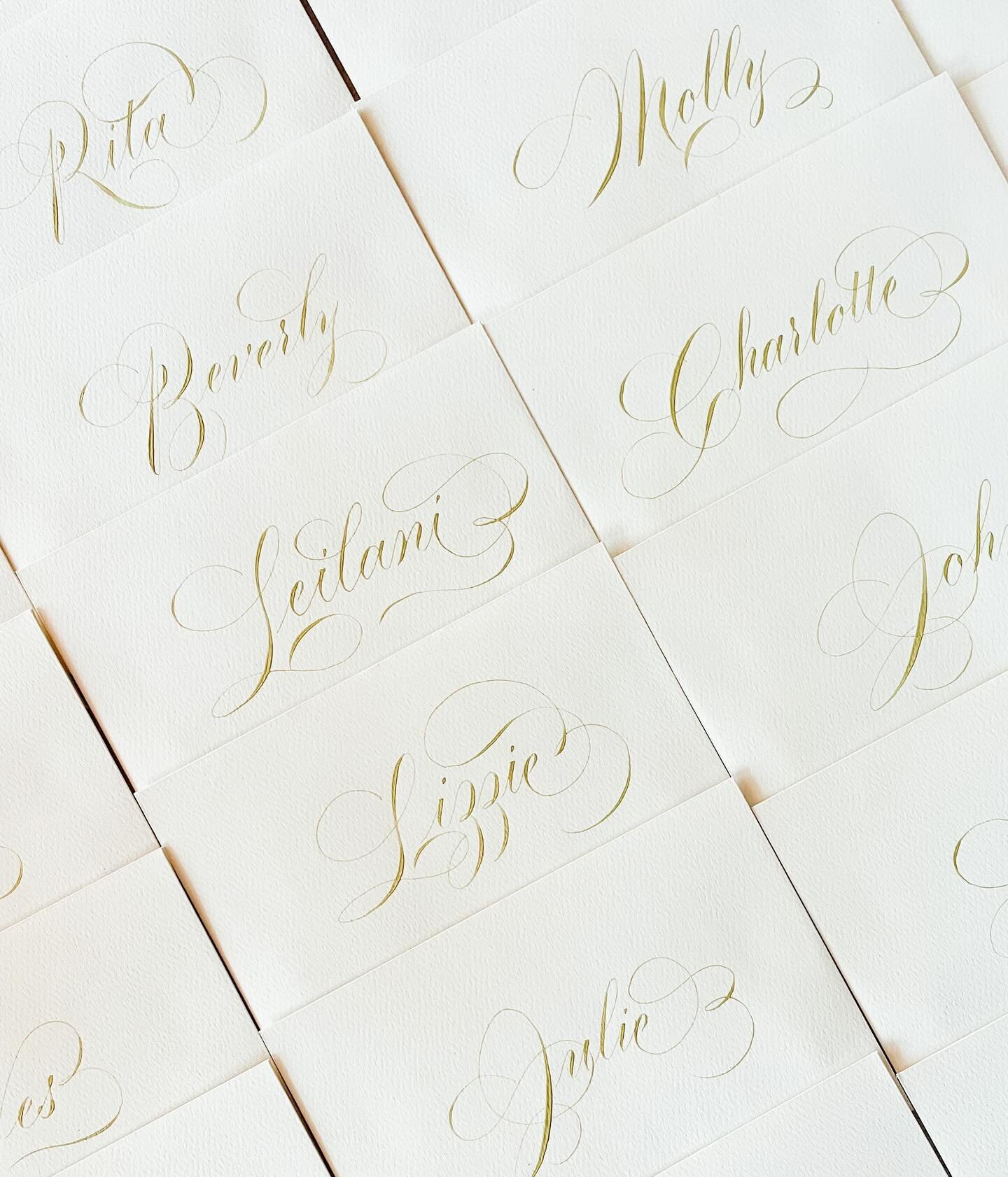 Place card envelopes for @wildwestflorals for personalized letters to each of her wedding guests.  I love how extremely thoughtful and special that is!! 

#weddingcalligraphy #placecardsetting #weddinginspo #calligraphyflourishing