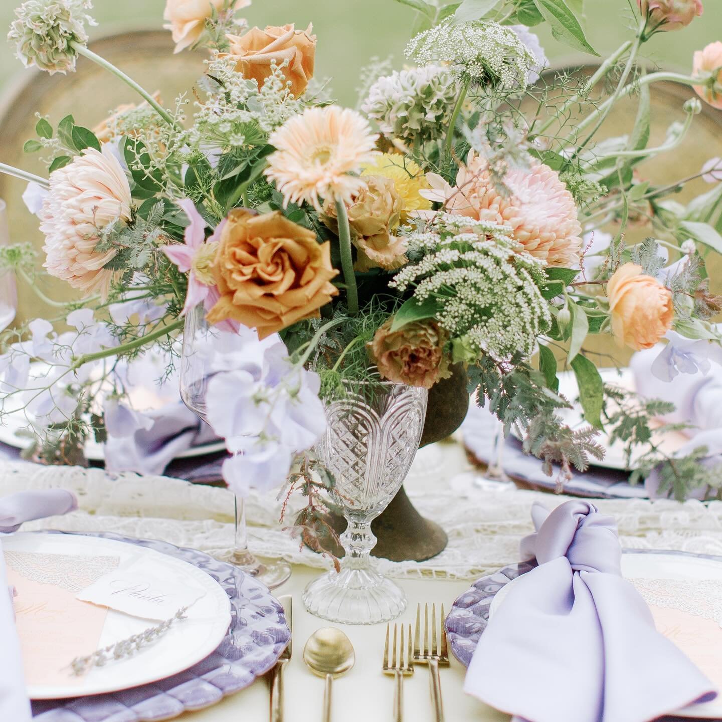 A gorgeous bouquet, table setting, calligraphy menu and place card. &lsquo;Menu&rsquo; spot calligraphy by me and menu design by @matinaedesignstudio 😻 

Florals: @houseofflowersca 
Photographer: @vicandsasha 

#spotcalligraphy #weddingmenu #summerw