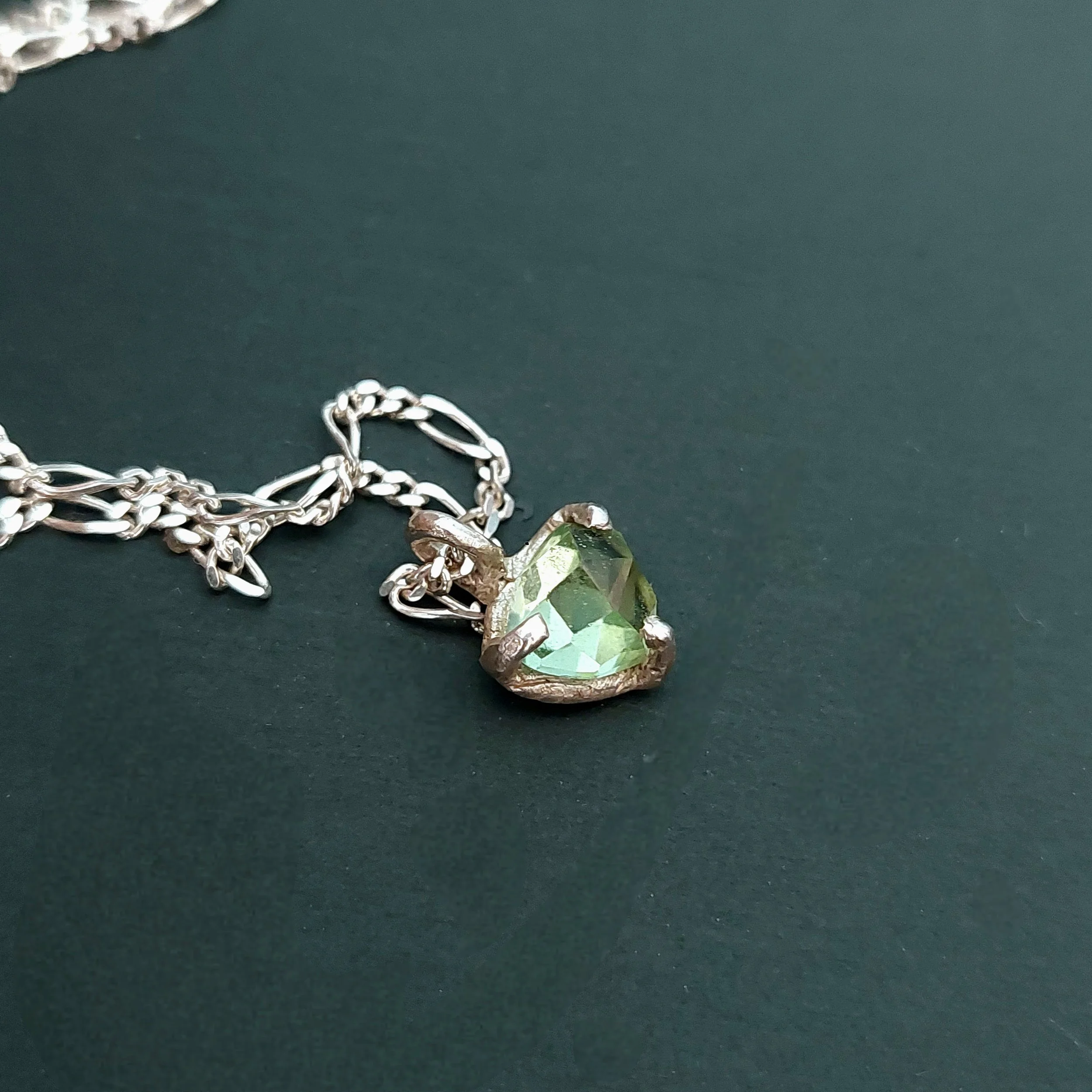 OLIVIA DAY : PERIDOT NECKLACE