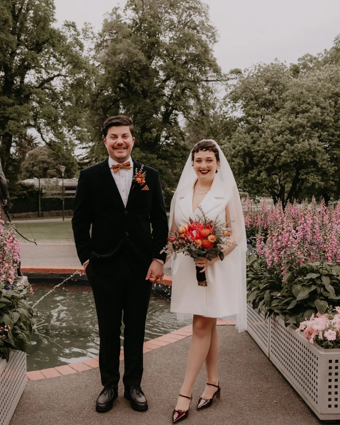 H+J 💘
Warm-toned natives for this gorgeous couple's registry celebration! Looooved making these Spring blooms a bit matchy matchy with a fun @peggyandfinn bowtie and those stunning ruby red shoes 👠 
Congratulations to you both, wishing you a lifeti