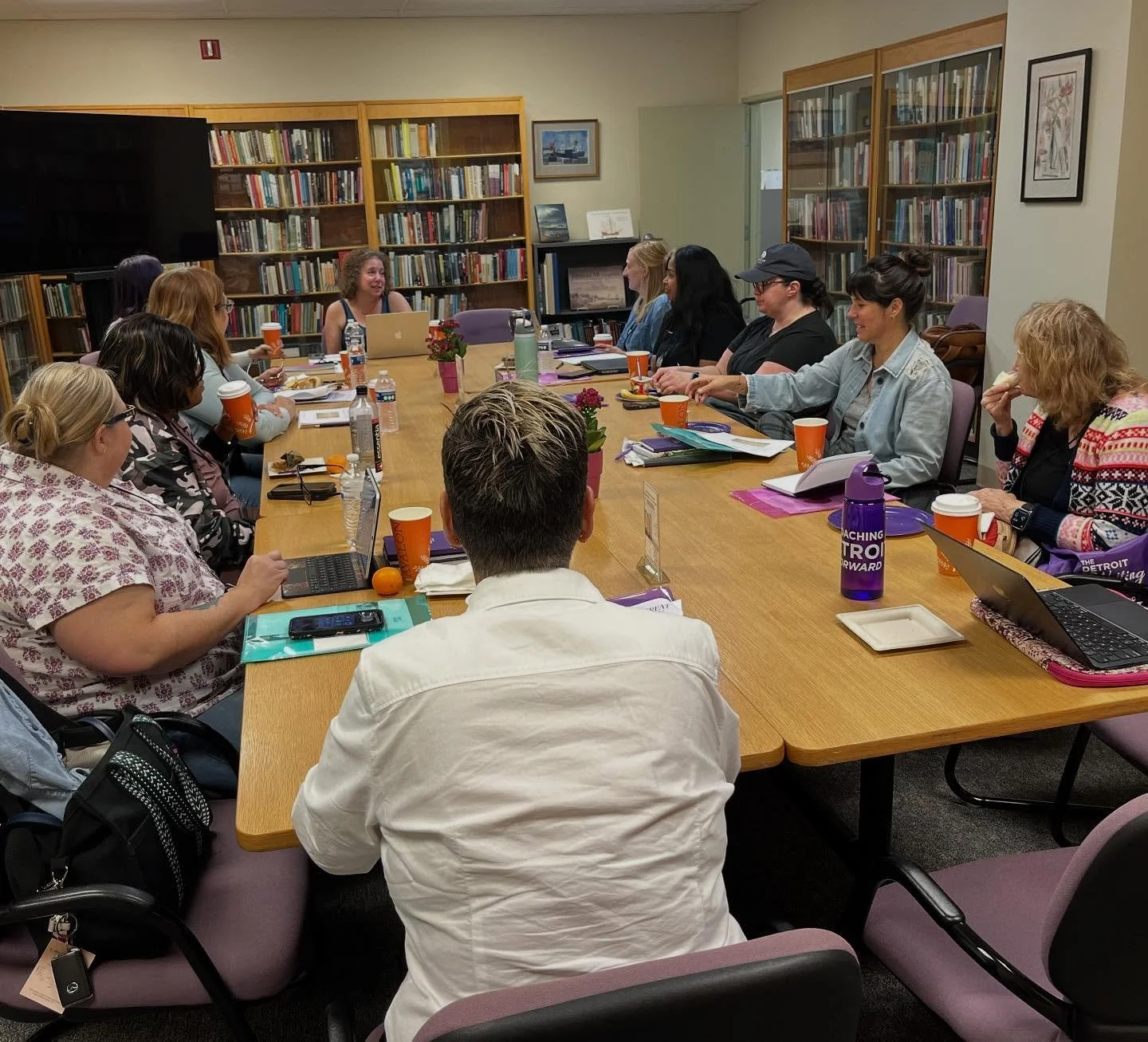 Day 2 of our Detroit Writing Retreat! ☀️

We started the morning with writing sessions at the @wsupress, exploring themes of places and spaces with retreat leader @lynnegolodner. Then we hit Eastern Market and the Dequindre Cut, where the murals and 