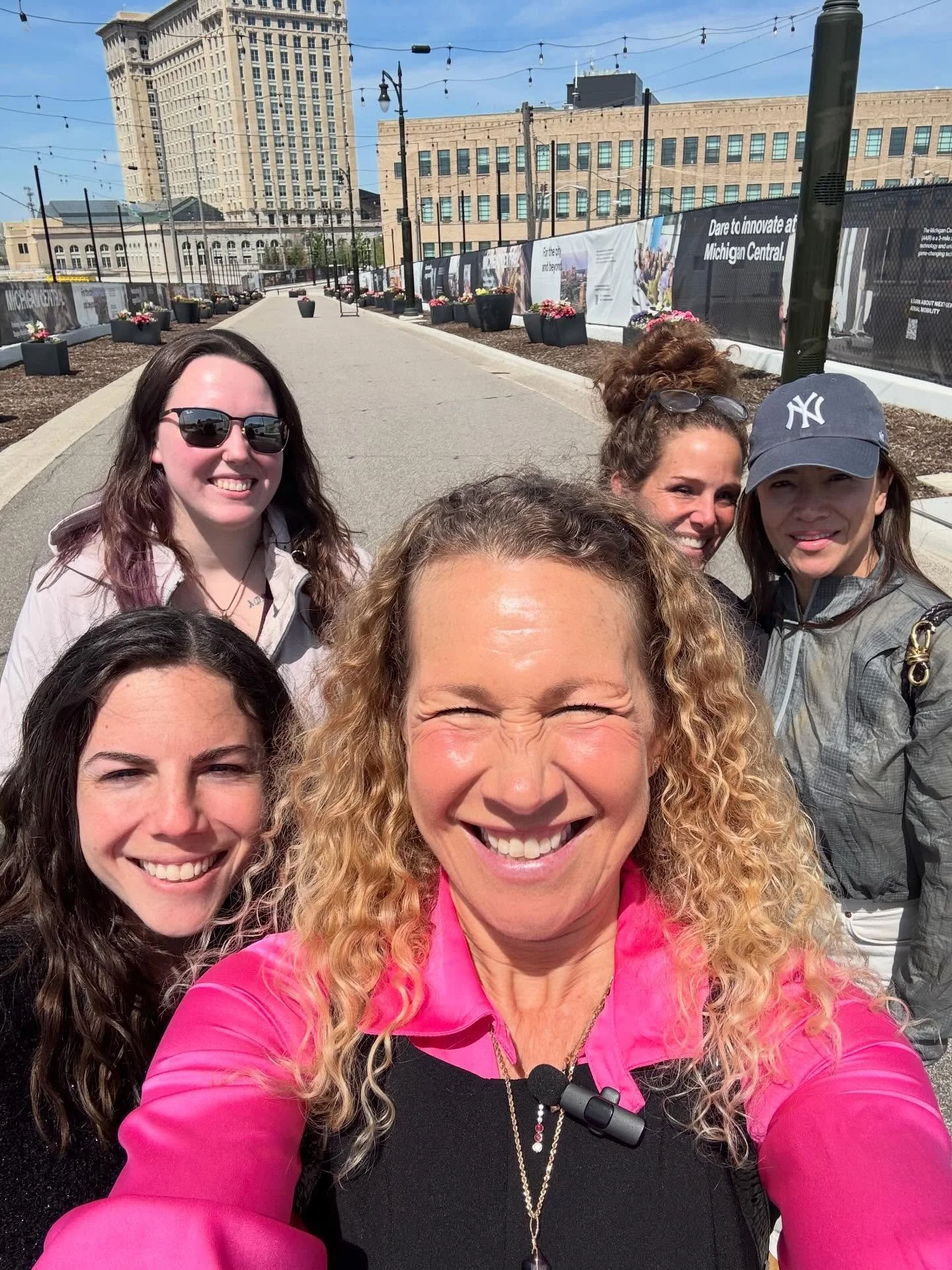 It was a beautiful day in Detroit for an energizing writer walk mid-workshop! ☀️💪🖊

Thank you DWR Coach @elizabethannatkins for bringing our &ldquo;How to Write a Book in a Day&rdquo; workshop to @michigancentraldetroit! 

We loved spending the day