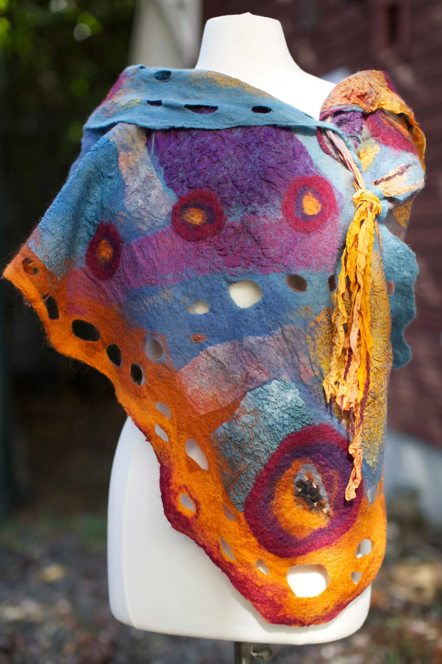 19_NunoShawl_DecorElem_AfricanDaisy_rgb_opt_Front_web.jpg