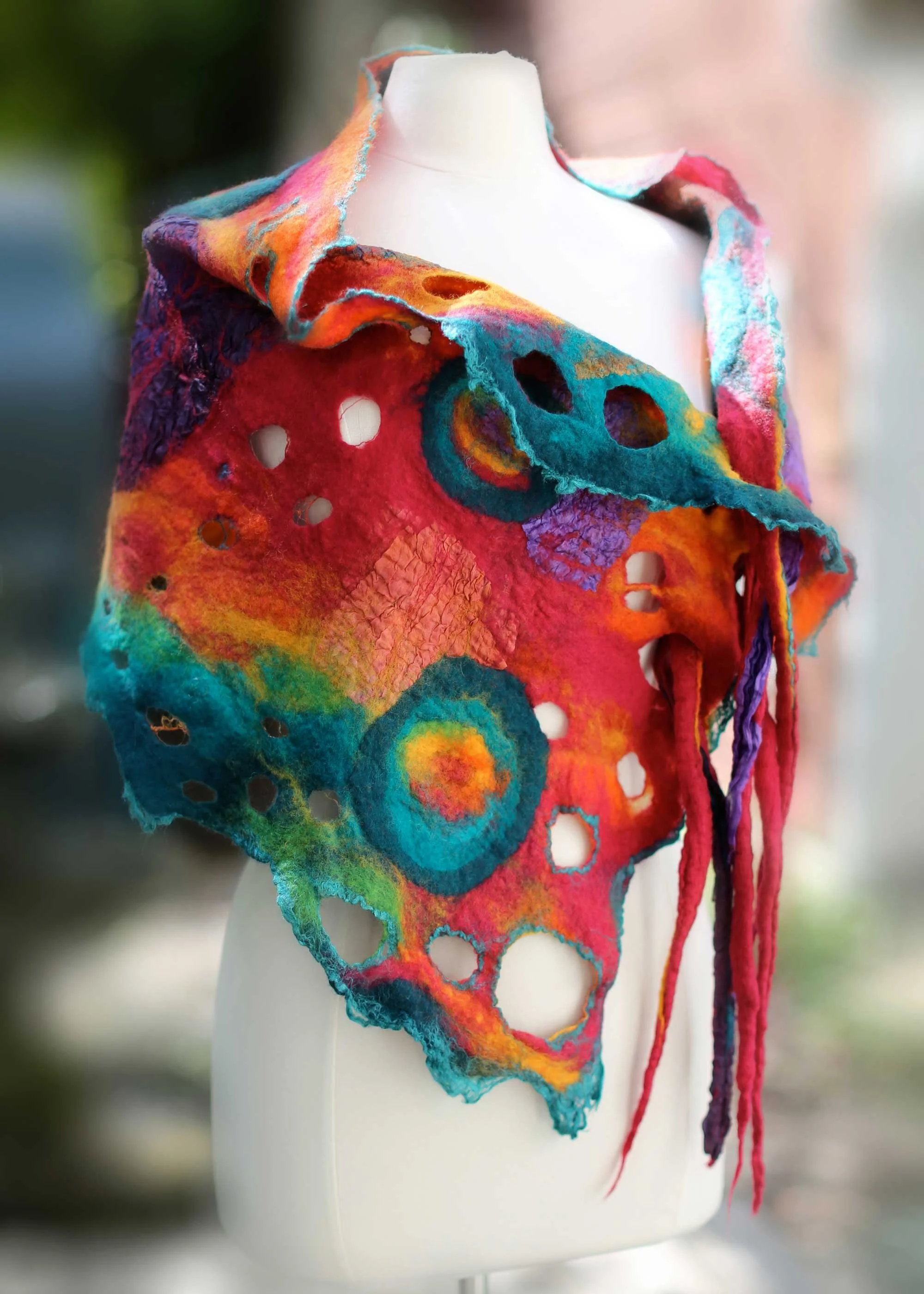 10_NunoFeltShawl_DecorElem_Rainbow1_adj_rgb_opt_web.jpg