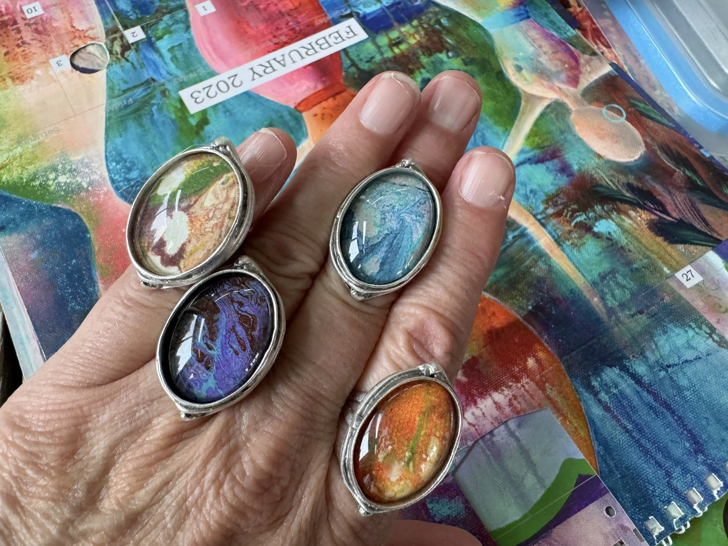 How to make jewelry from old calendars