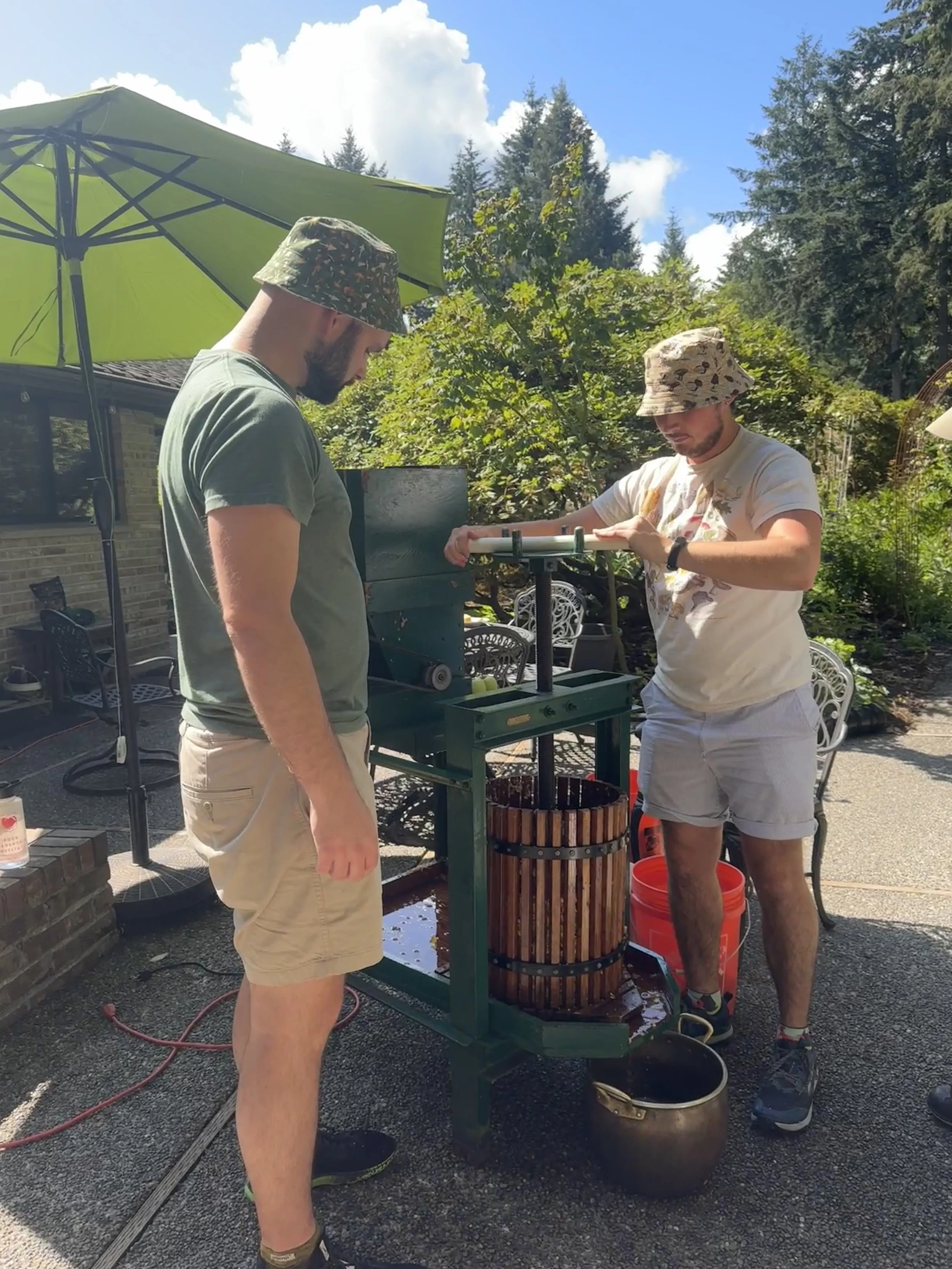 apple-pressing-guys.JPG