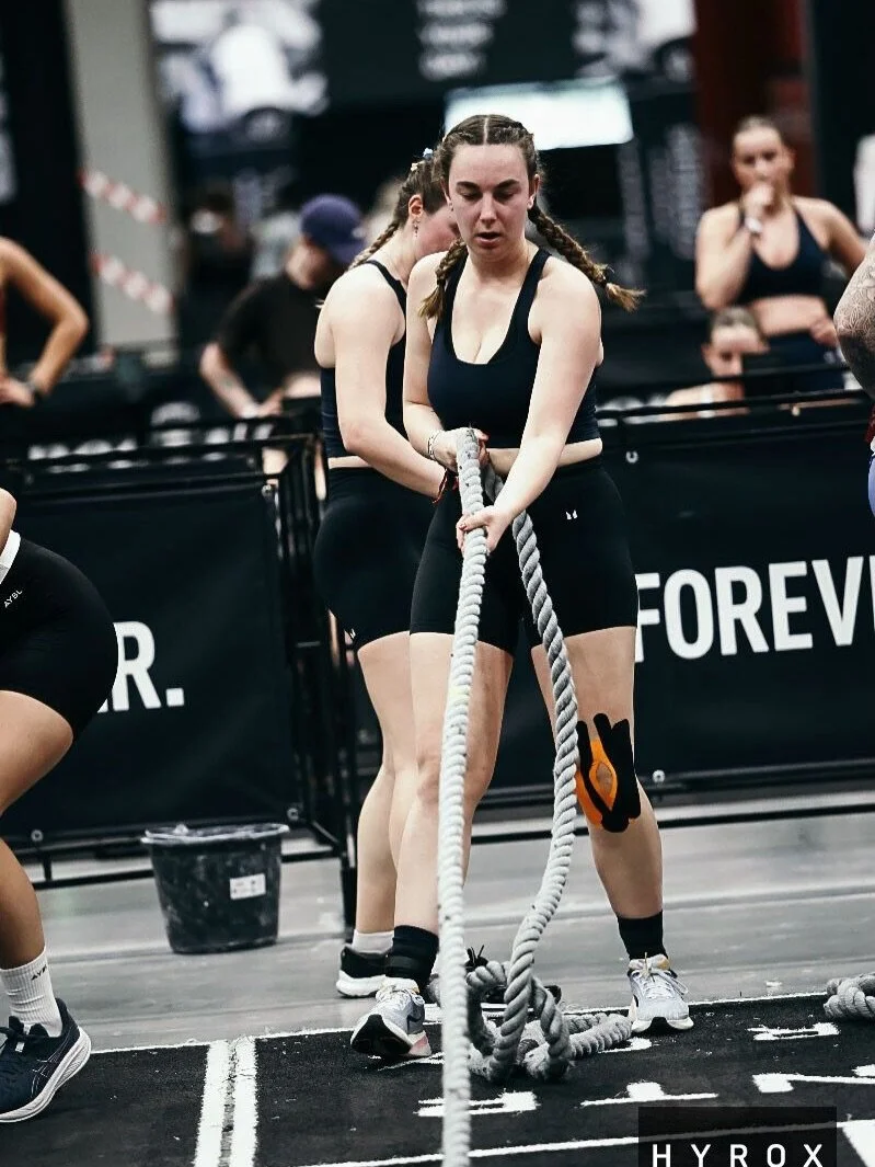 Trots op deze fantieke sportster @lovexddemii! 
Deze dame mag ik al een tijdje begeleiden met sportmassage, sporttherapie en taping. Vandaag voor de zekerheid de knie getaped na een flinke valpartij tijdens de ski vakantie. Maar ze heeft het gewoon g