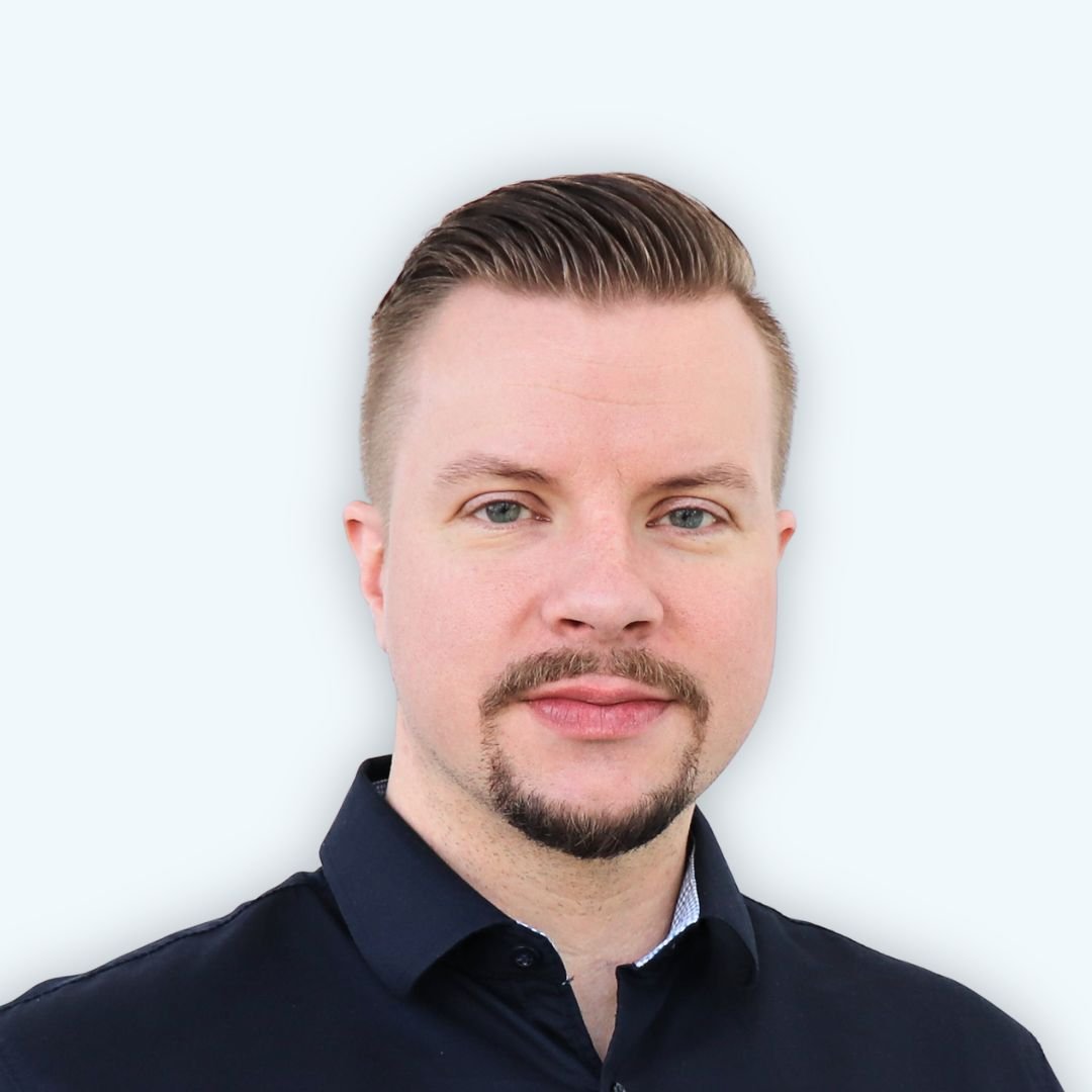 Teemu Joentaus, Uudenmaan Ohutlevy Oy:n henkilöstökuva vaaleaa taustaa vasten.