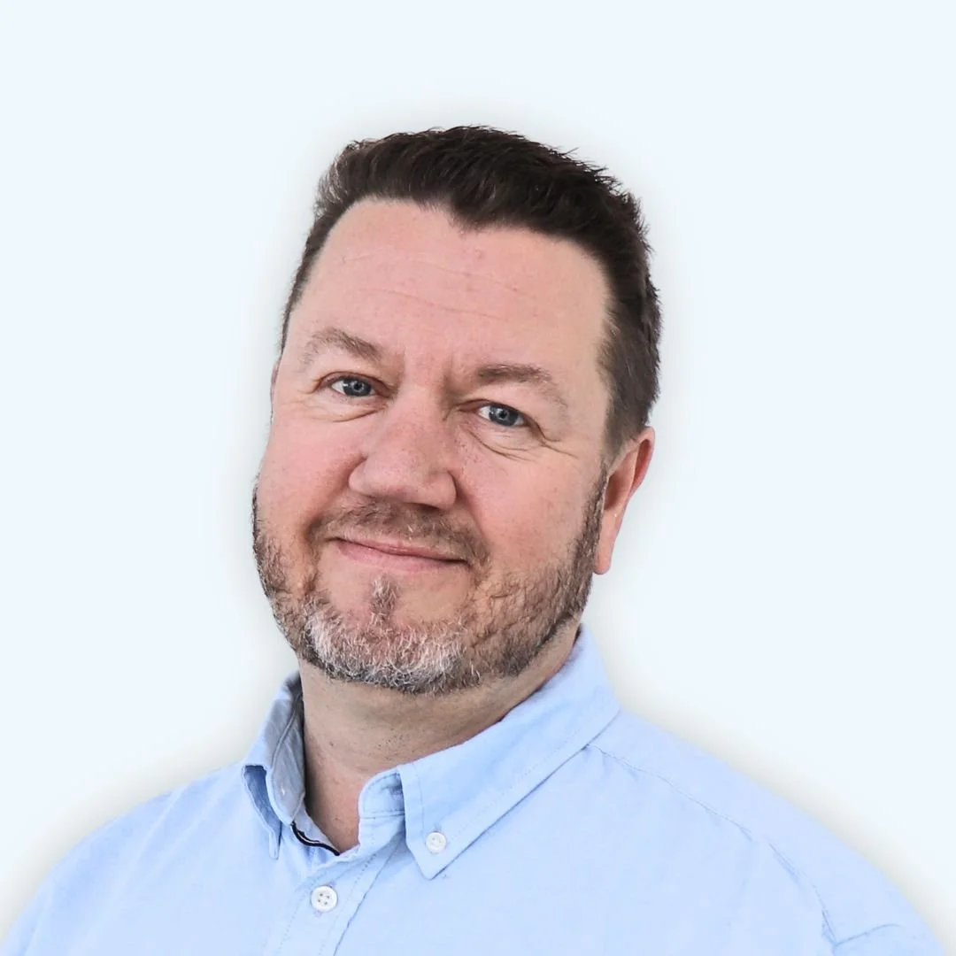 Pasi Haverinen, Uudenmaan Ohutlevy Oy:n henkilöstökuva vaaleaa taustaa vasten.