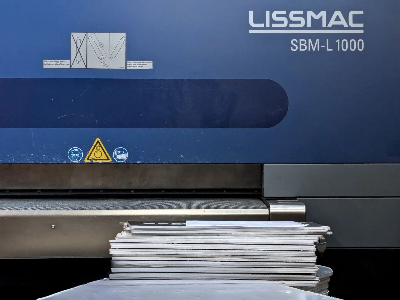 Lissmac-hiontakone Uudenmaan Ohutlevyn tuotannossa.