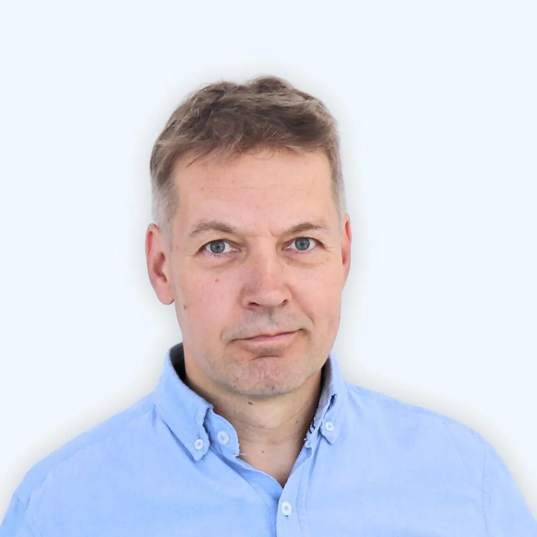 Tommi Asikainen, Uudenmaan Ohutlevy Oy:n henkilöstökuva vaaleaa taustaa vasten.