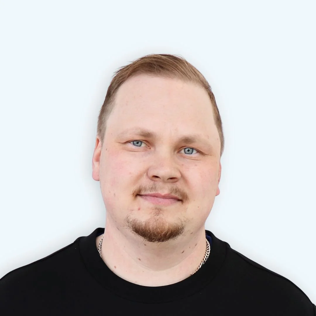 Kimmo Koivumäki, Uudenmaan Ohutlevy Oy:n henkilöstökuva vaaleaa taustaa vasten.