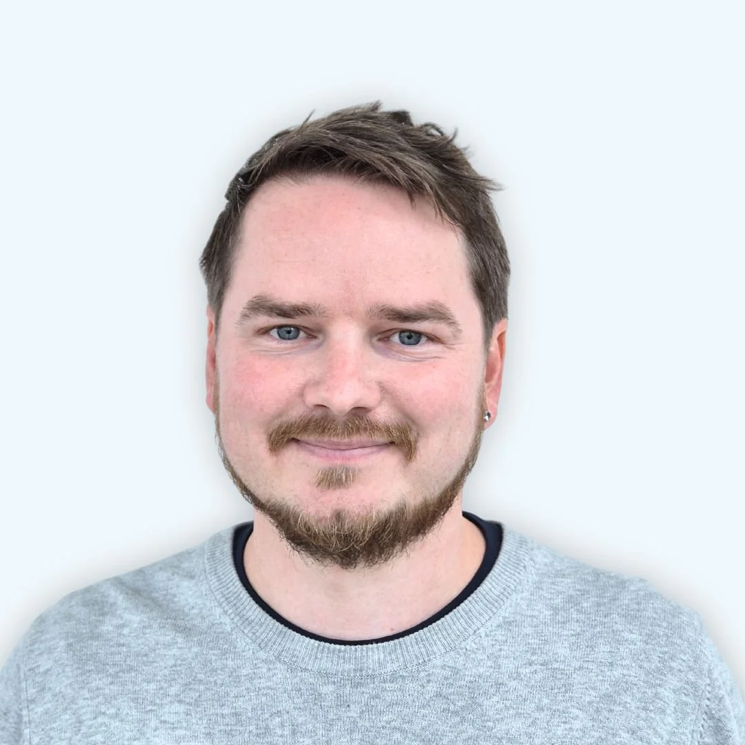 Samuli Suominen, Uudenmaan Ohutlevy Oy:n henkilöstökuva vaaleaa taustaa vasten.