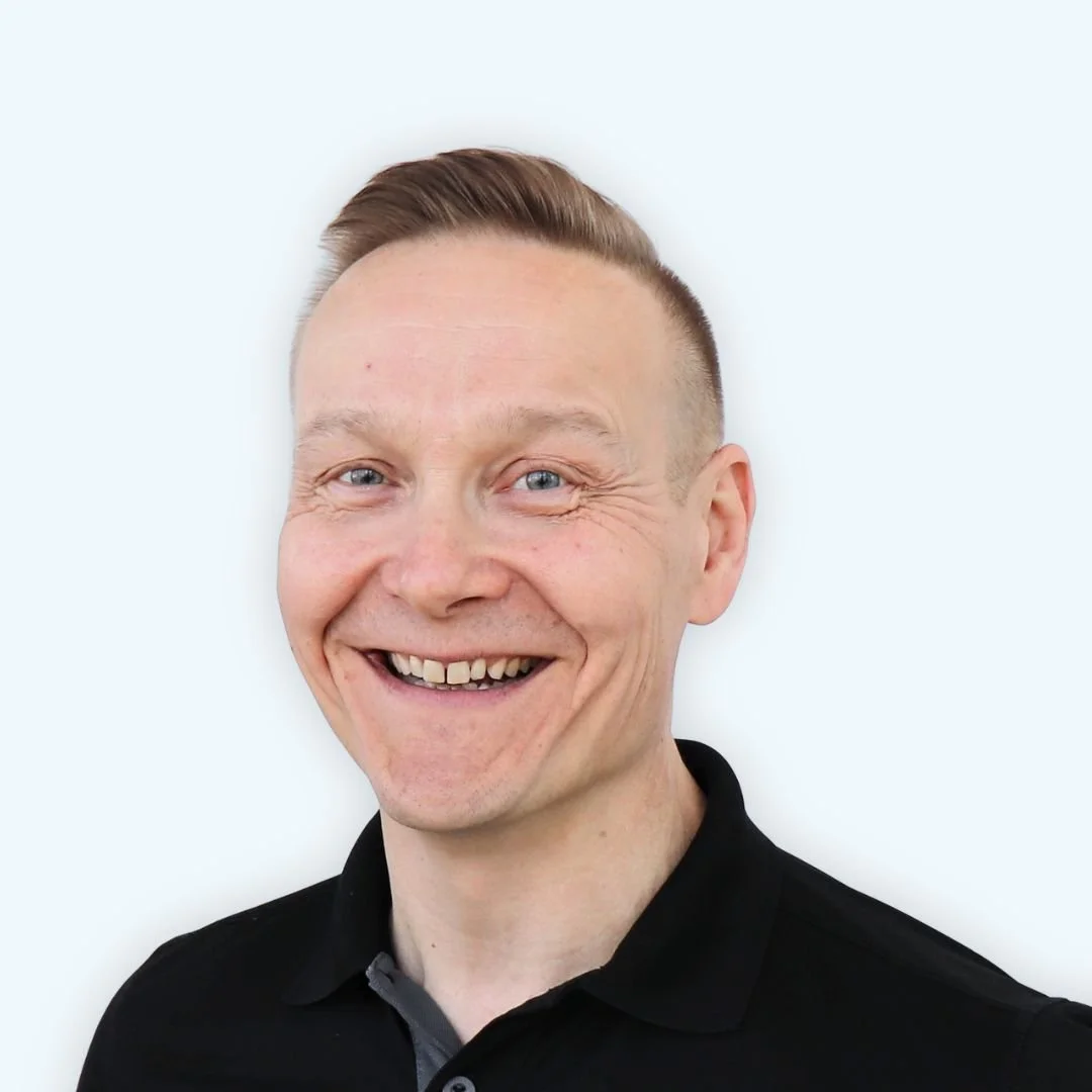 Janne Jääskeläinen, Uudenmaan Ohutlevy Oy:n henkilöstökuva vaaleaa taustaa vasten.