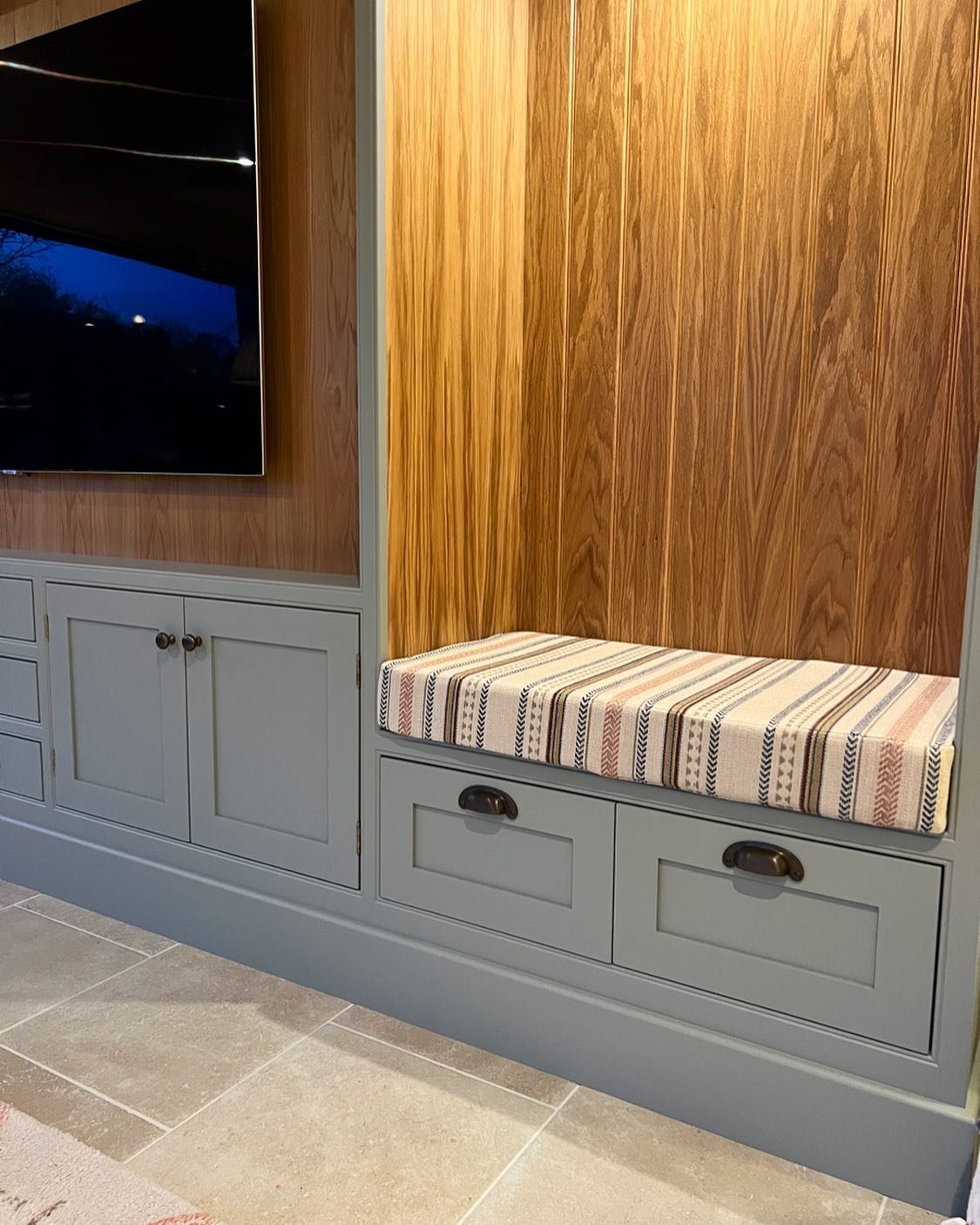 Media wall cabinetry hand painted in #farrowandballpigeon sitting perfectly against the warm oak interiors. Cabinetry by @newcastlefurniturecompany 

#handpainted #specialistpainting #handpaintedfurniture #handpaintedcabinets #mediawall #mediacabinet