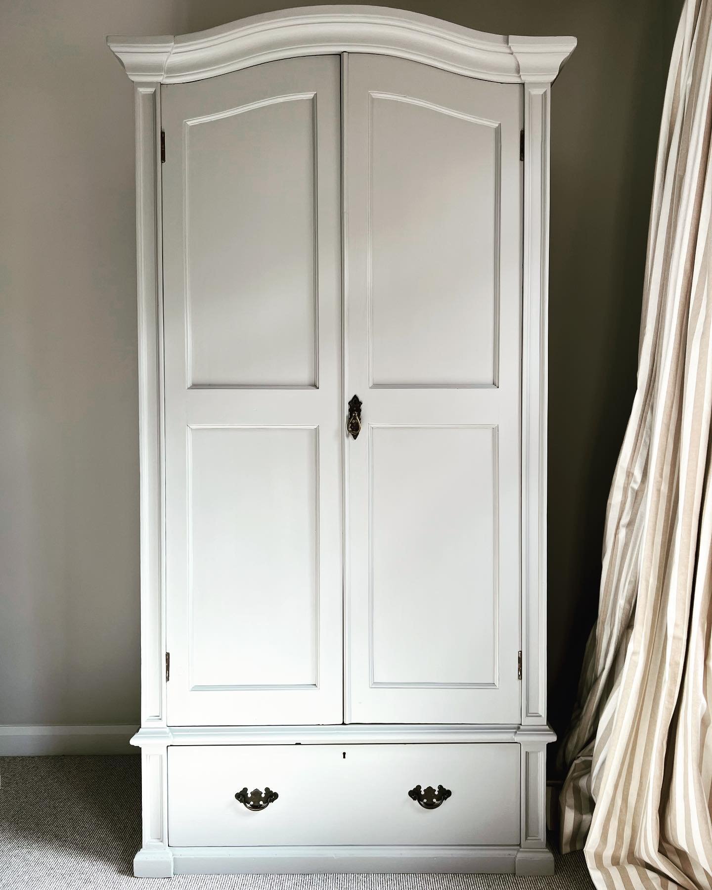 Sometimes an antique piece of furniture just needs a lick of paint to bring it back to life.. swipe for before pic! 

#handpaintedfurniture #specialistpainting #handpainted #antiquewardrobe #paintedfurniture #farrowandballpaviliongrey