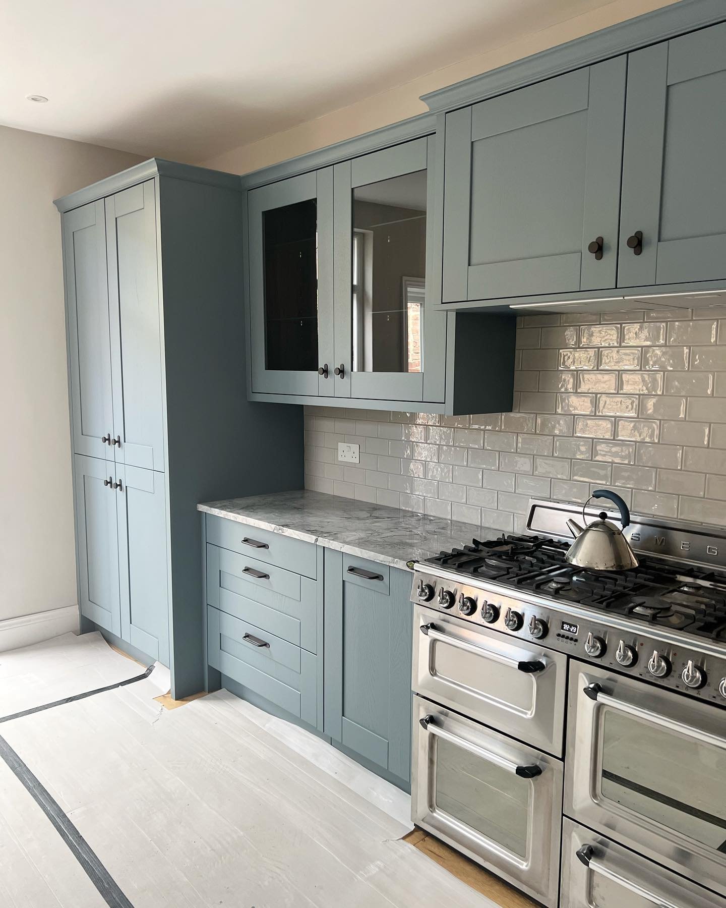 What a difference a bit of colour can make! After and before of this kitchen repainted in Farrow and Ball De Nimes

#handpainted #handpaintedkitchen #kitchenrepaint #specialistpainting #paintedkitchen #paintedkitchencabinets #denimesfarrowandball #bl